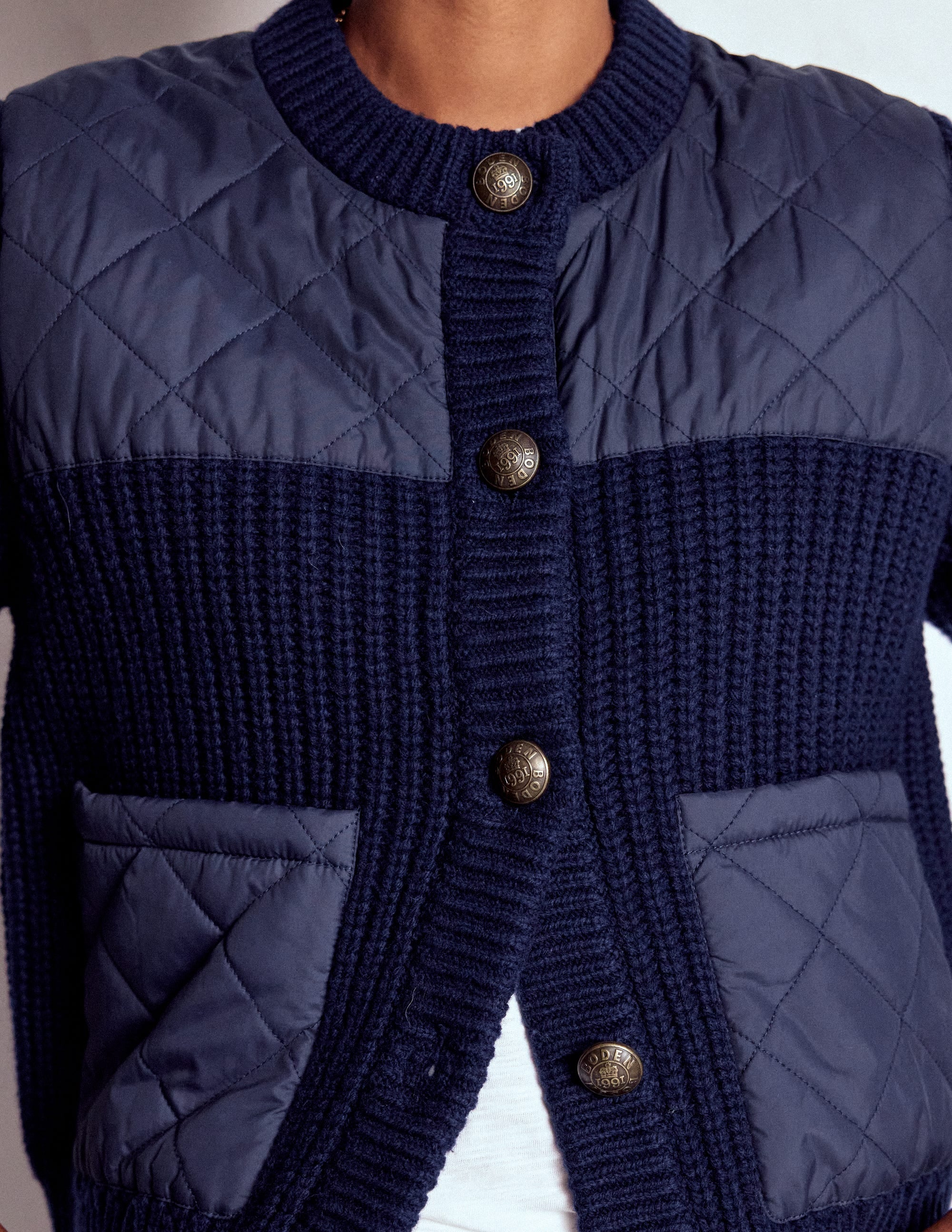 Kurze, gesteppte Strickjacke-Marineblau - Image 2