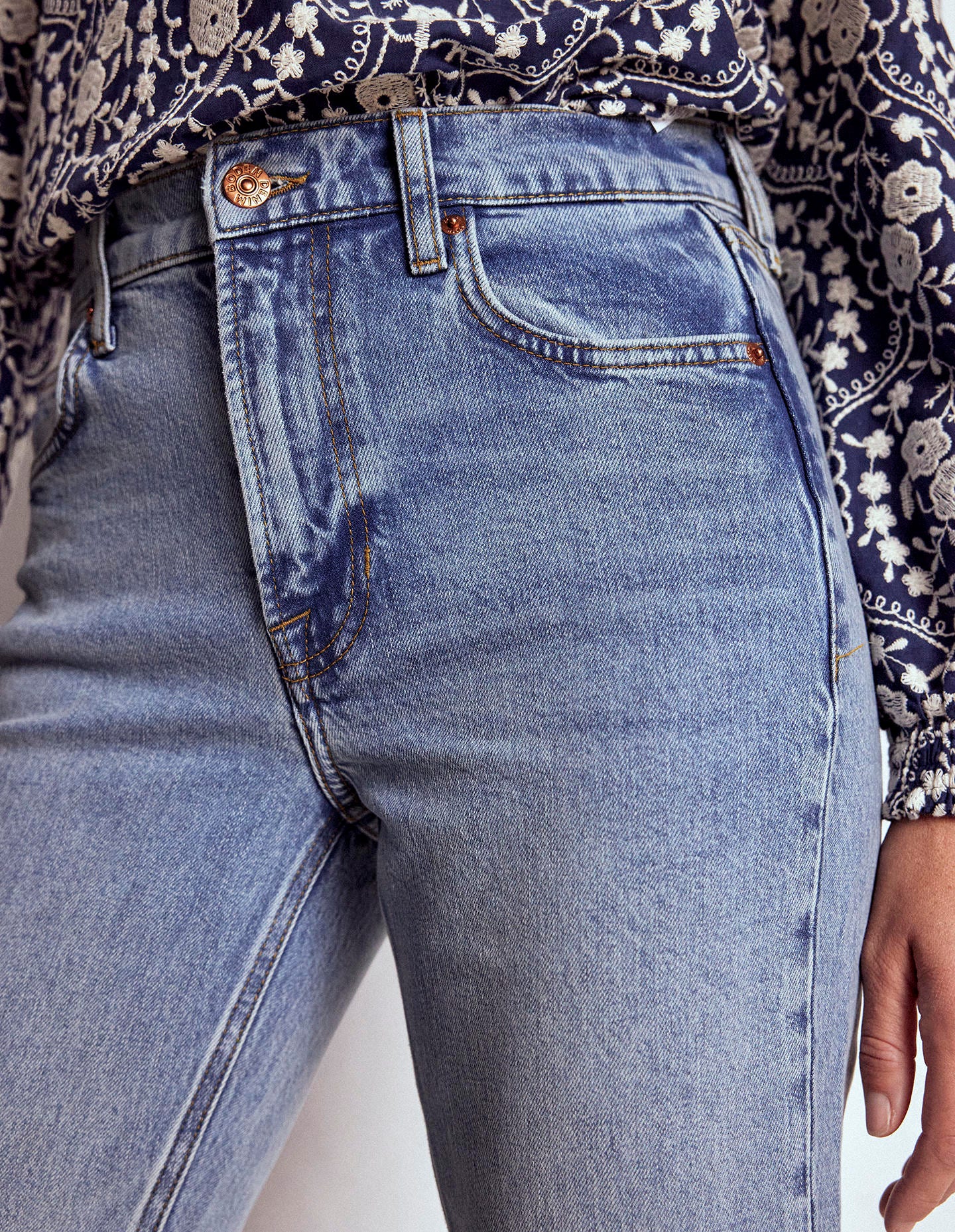 Girlfriend-Jeans-Ausgeblichene Optik - Image 4