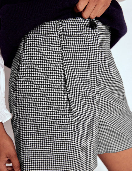Taillierte Wollshorts-Schwarz und Naturweiß Hahnentrittmuster