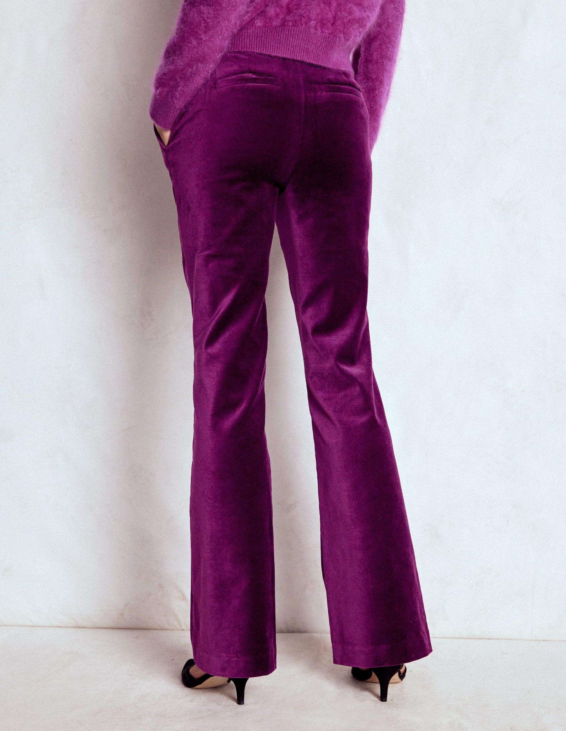 Taillierte Samthose mit Schlag-Pflaumenmarmelade-3