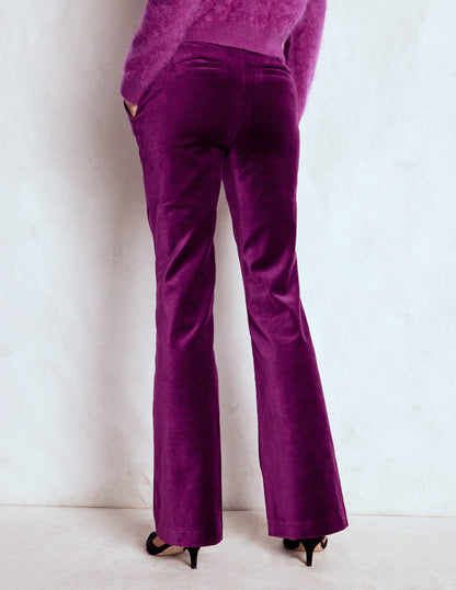 Taillierte Samthose mit Schlag-Pflaumenmarmelade-3