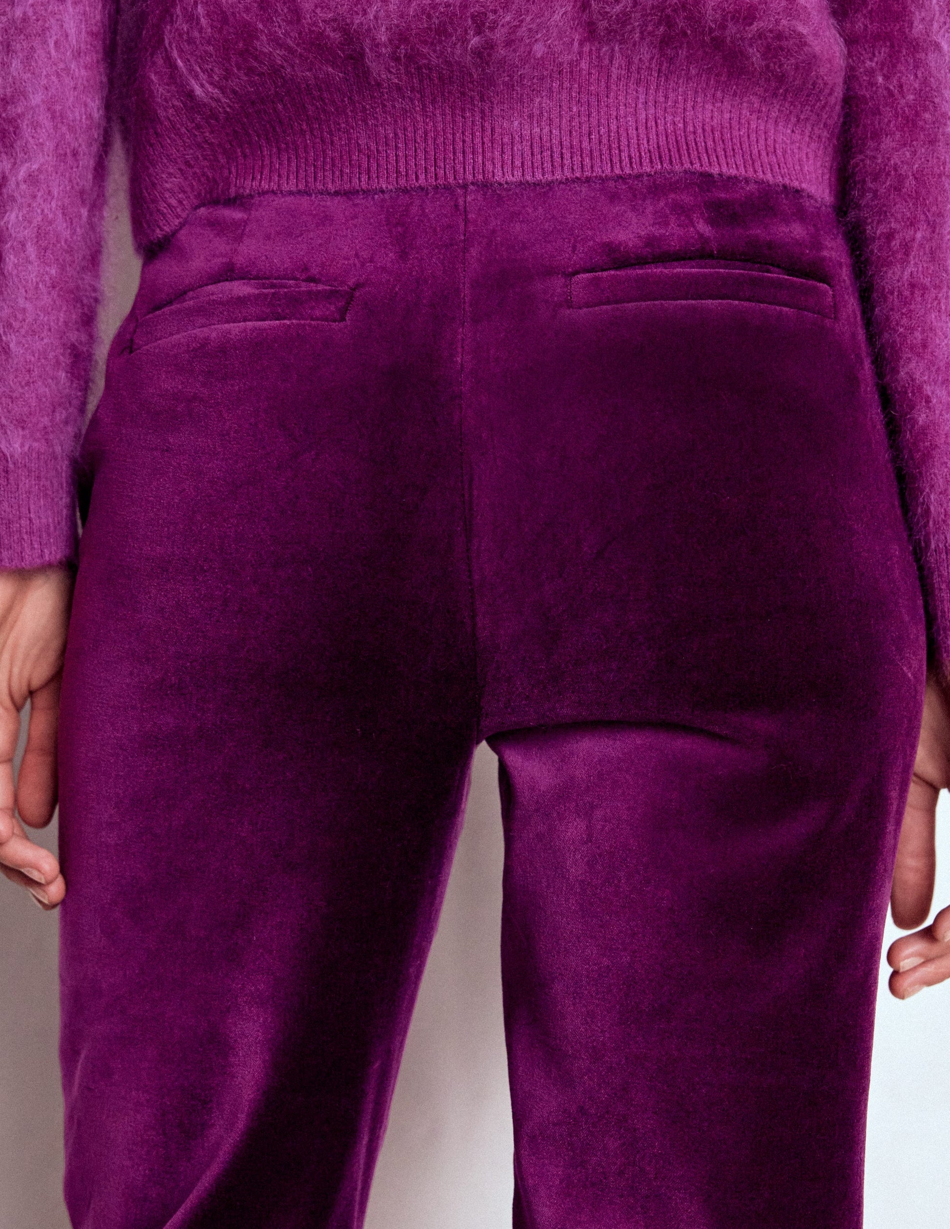 Taillierte Samthose mit Schlag-Pflaumenmarmelade-4