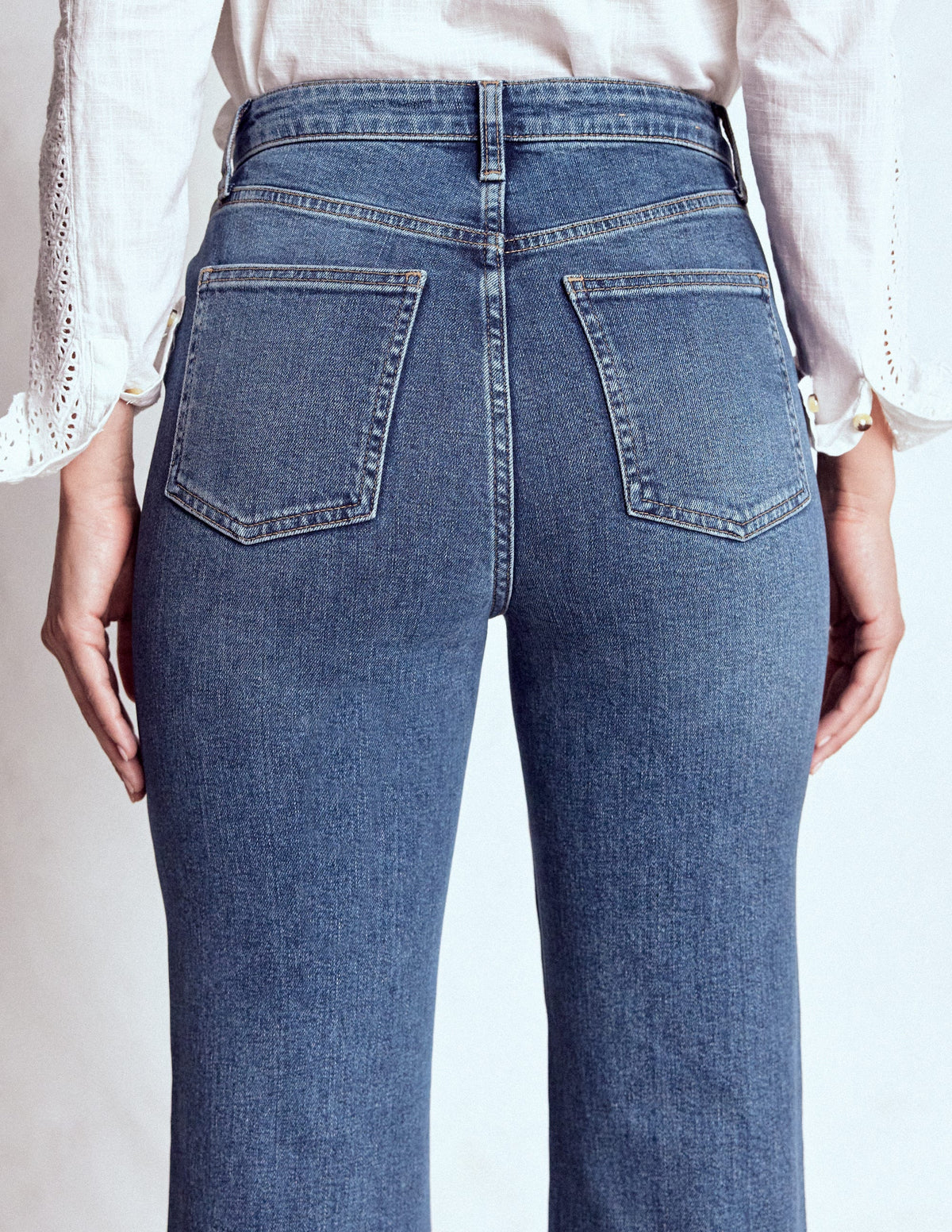 Taillierte Jeans mit hohem Bund und leichtem Schlag-Medium Vintage - Image 2