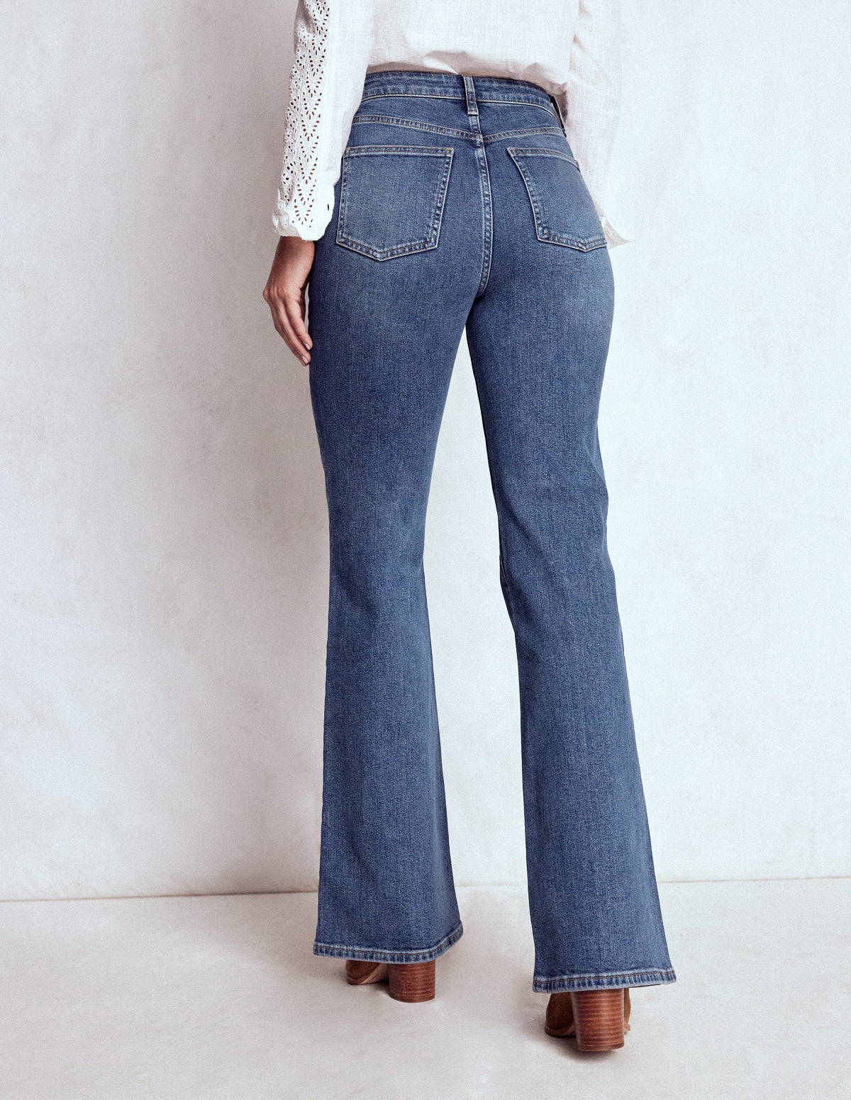 Taillierte Jeans mit hohem Bund und leichtem Schlag-Medium Vintage - Image 3