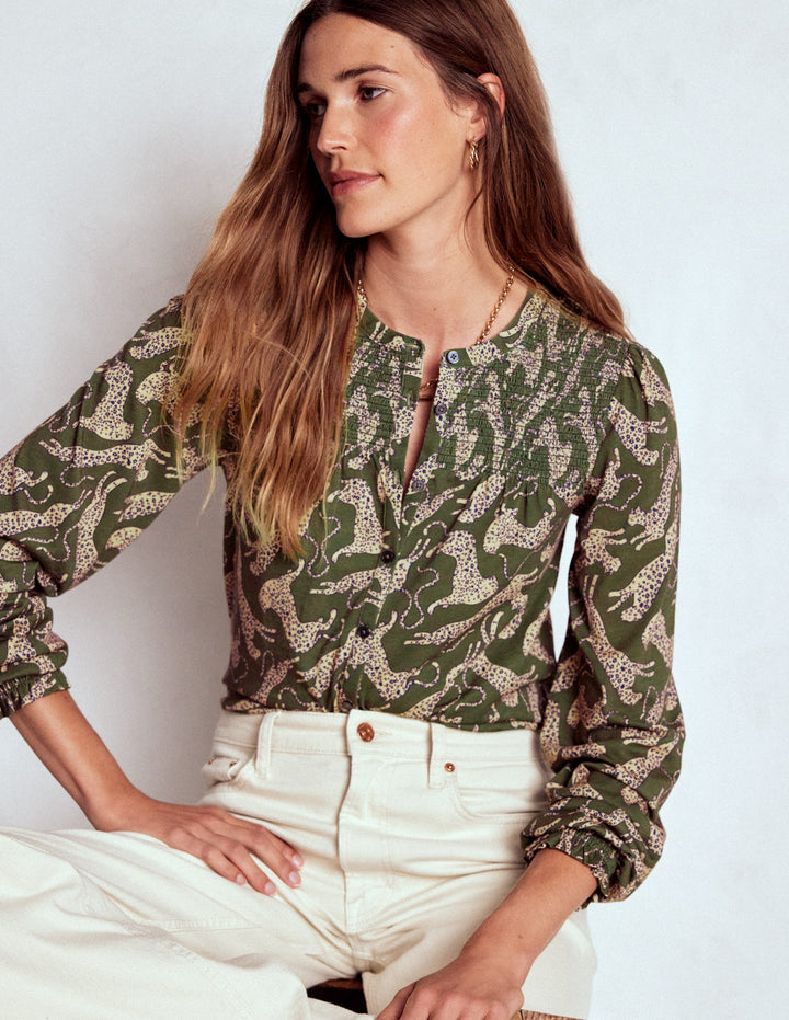 Elsa Jerseyhemd mit gesmokter Passe-Grün, Springender Leopard