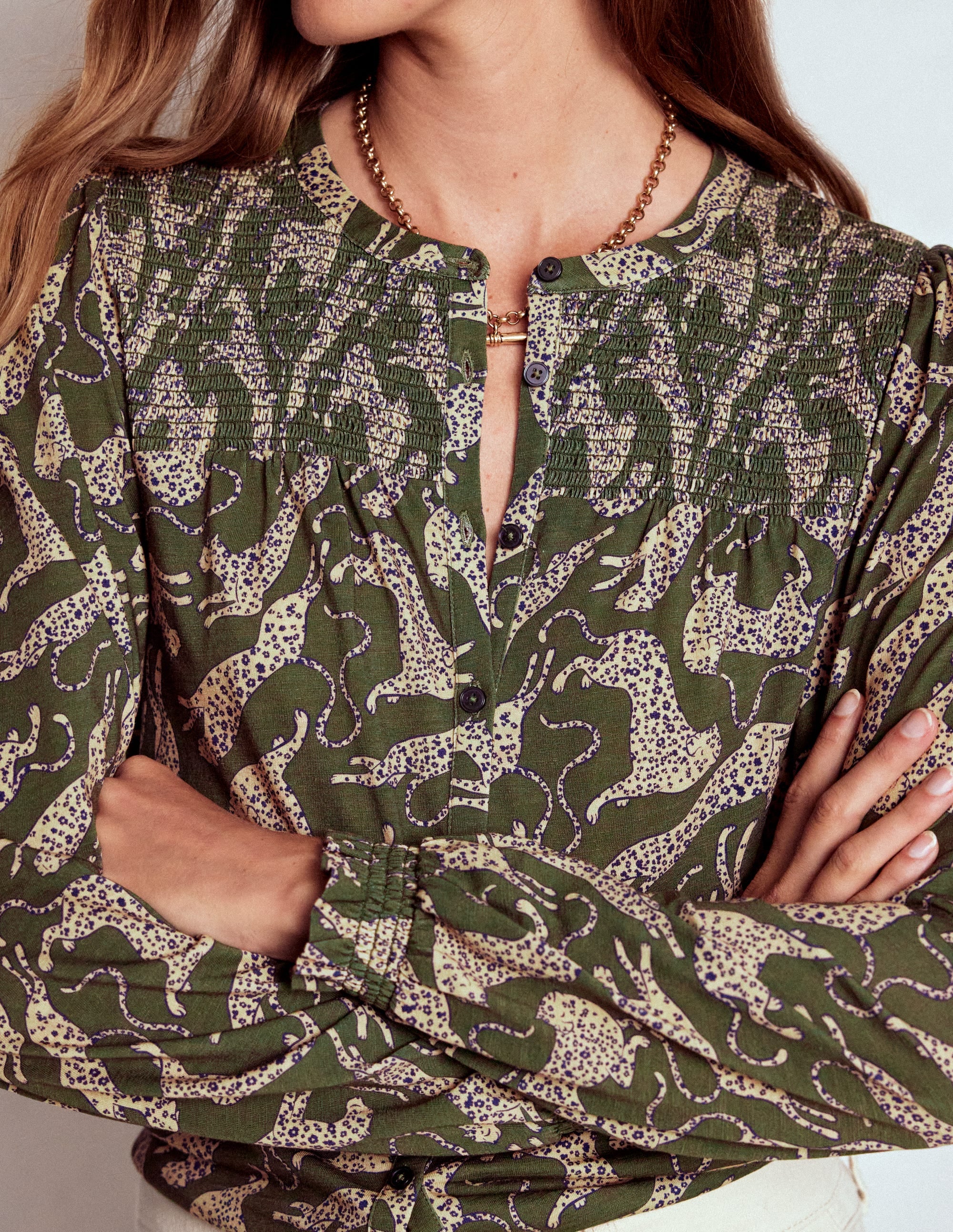 Elsa Jerseyhemd mit gesmokter Passe-Grün, Springender Leopard - Image 2