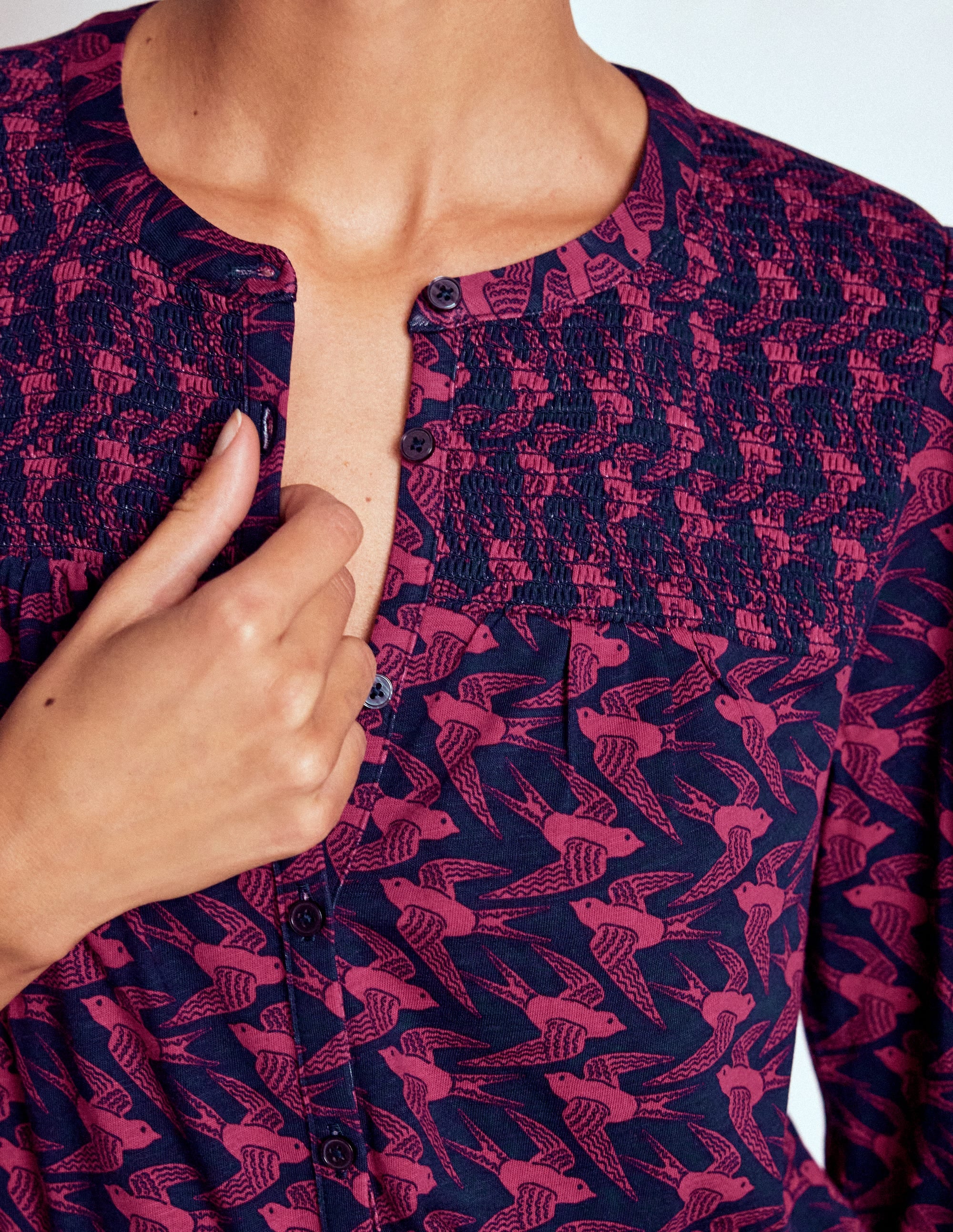 Elsa Jerseyhemd mit gesmokter Passe-Französisches Marineblau, Schwalben - Image 3