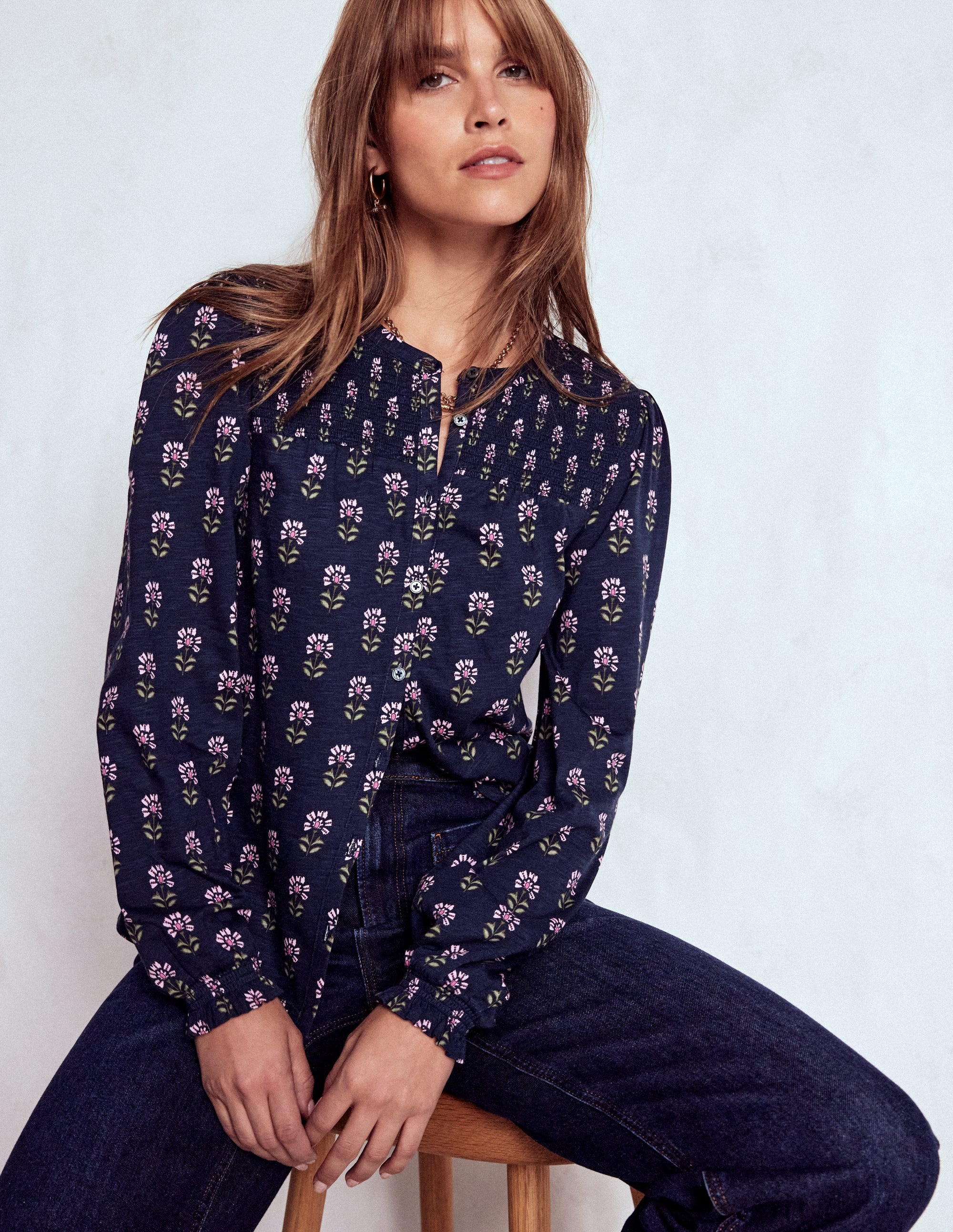 Chemise Elsa en jersey avec empiècement à smocks-Bleu marine, motif floral xylographique - Image 1
