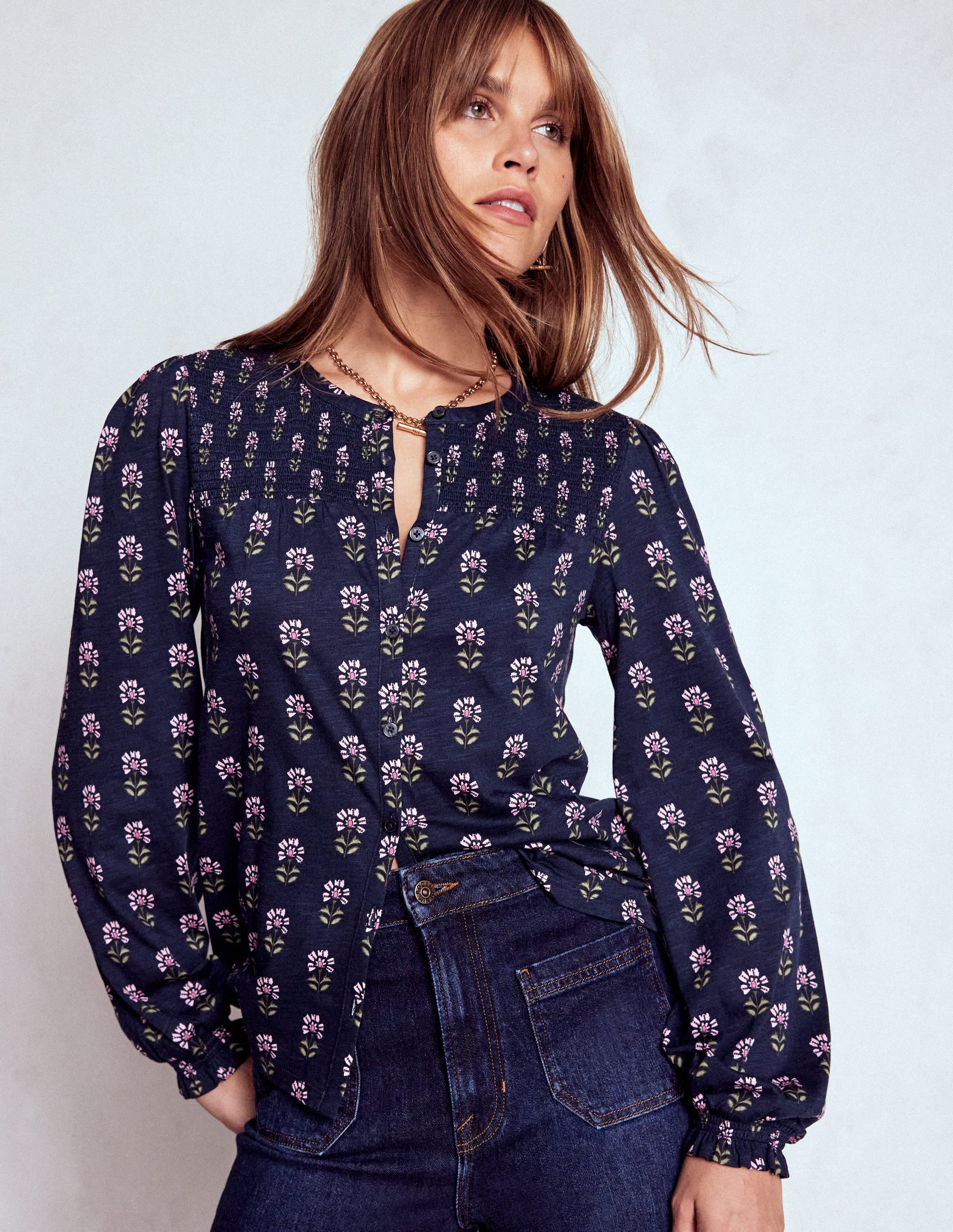 Chemise Elsa en jersey avec empiècement à smocks-Bleu marine, motif floral xylographique - Image 3