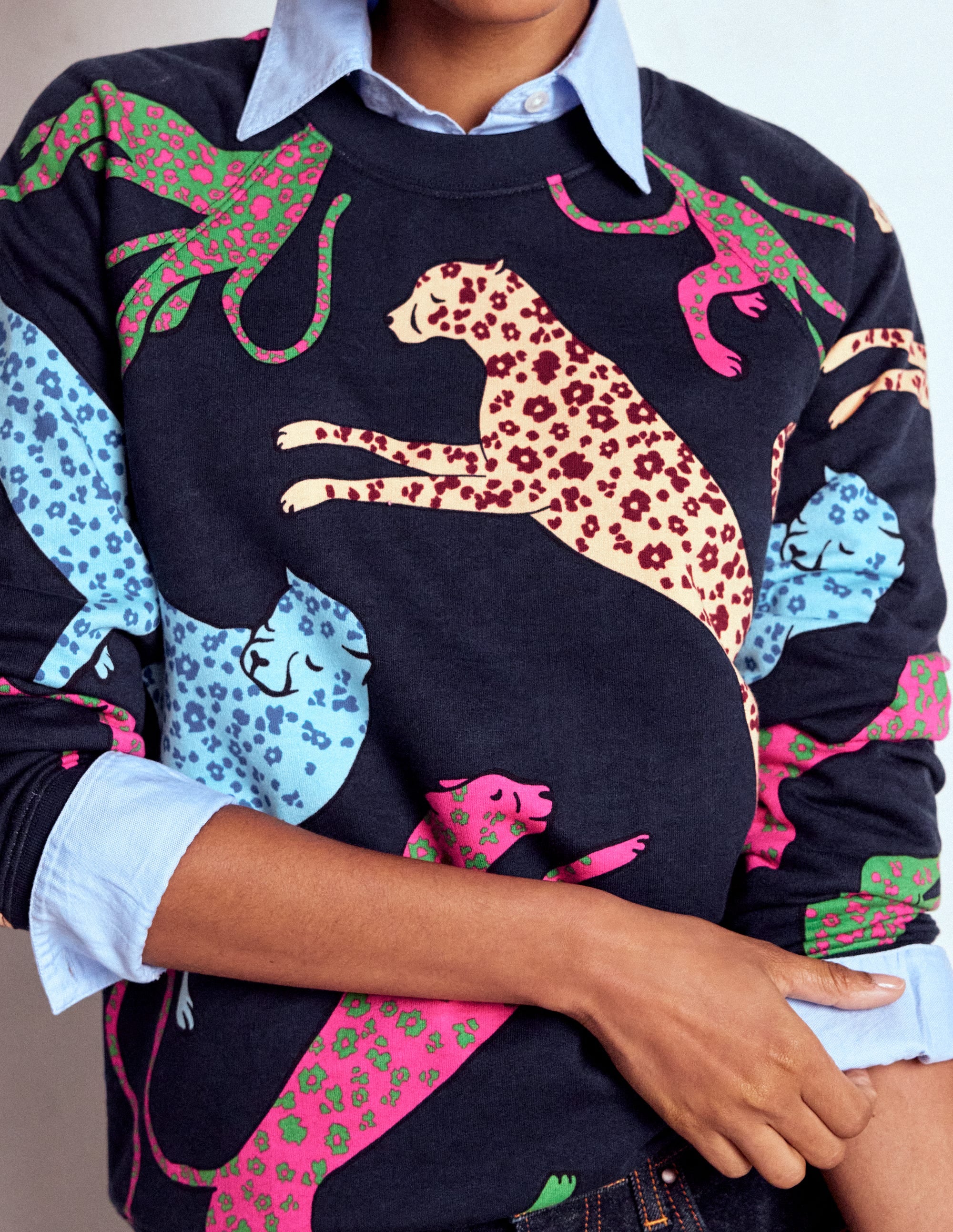 Rosa Bedrucktes Sweatshirt-Marineblau, Springender Leopard - Image 2