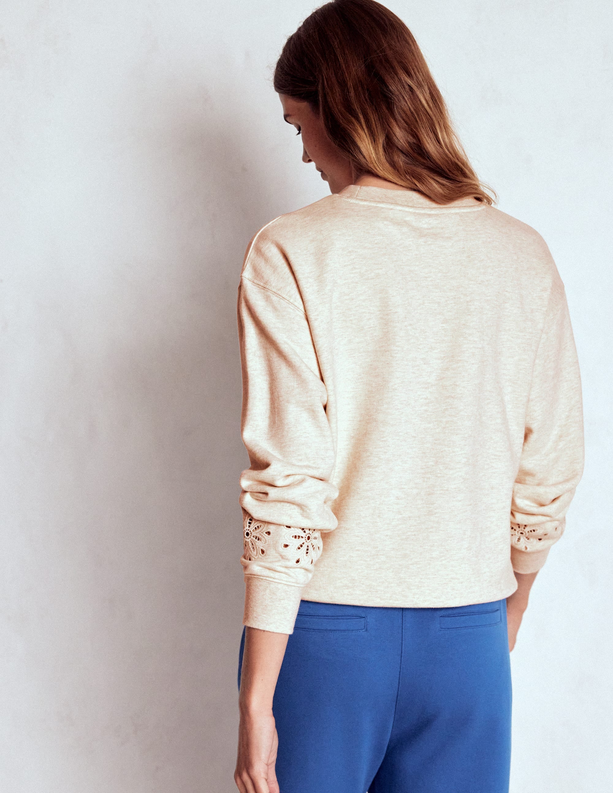 Emi Sweatshirt mit Cutwork-Design-Beige Meliert - Image 3