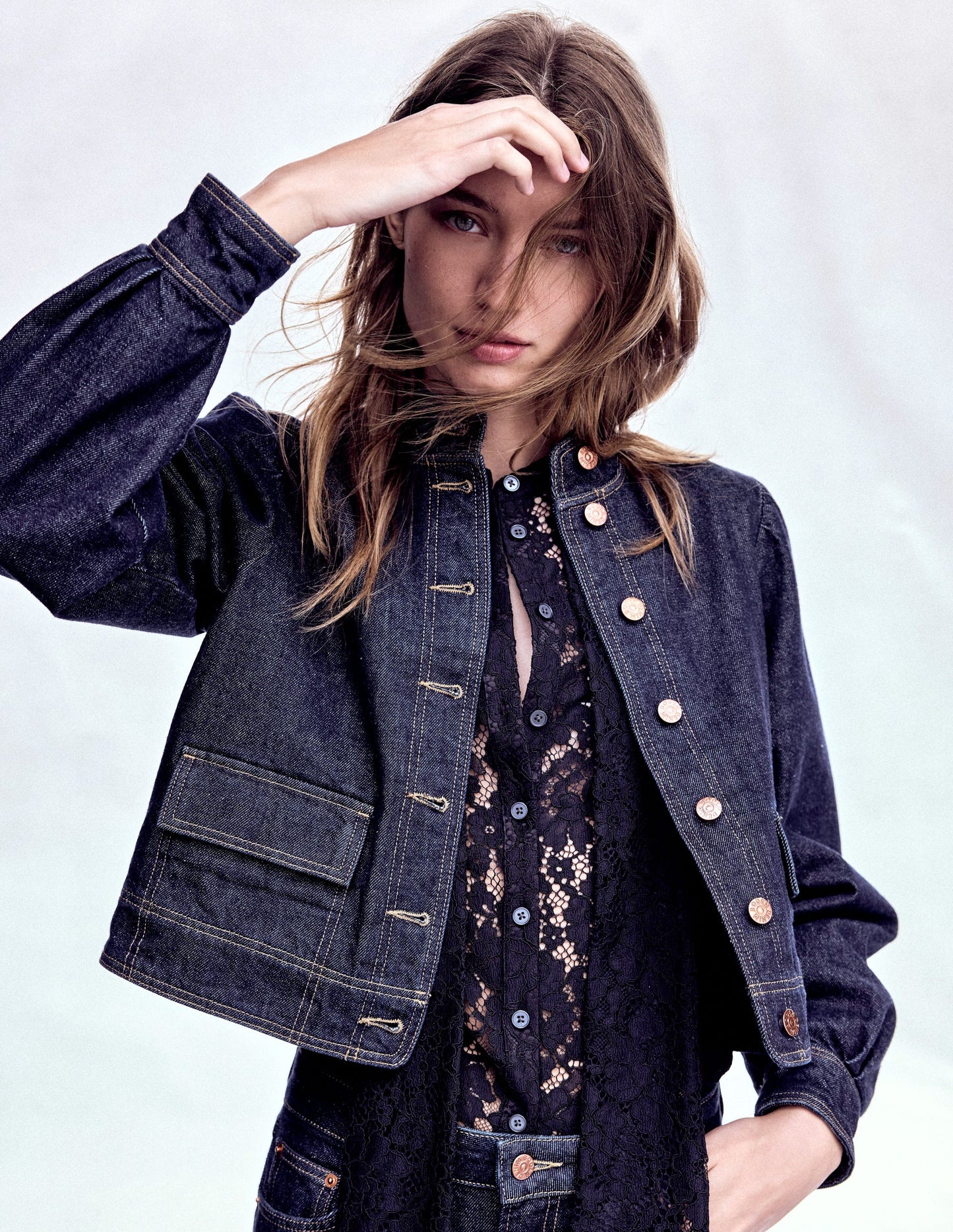 Spitzenoberteil mit Schleife am Ausschnitt-Schwarz