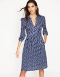 Naomi Lockeres Jerseykleid-Französisches Marineblau, Abstrakte Punkte