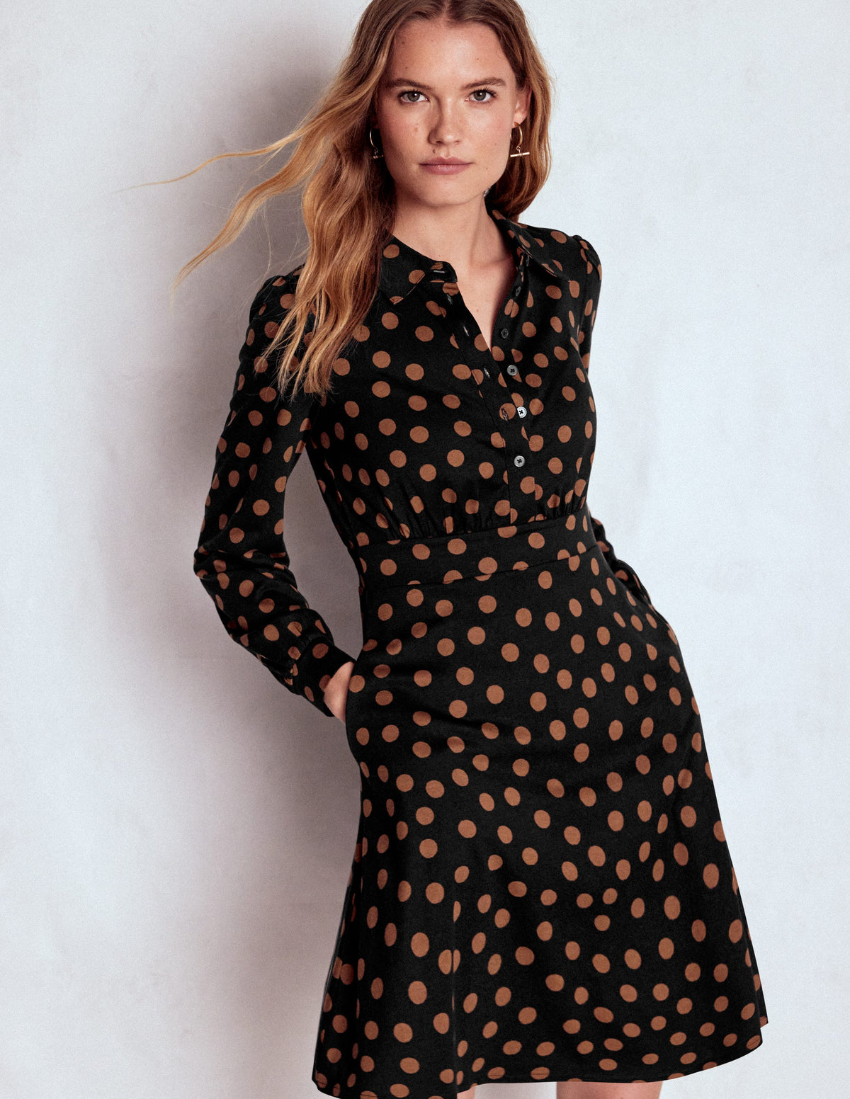 Orla Kurzes Jersey-Hemdblusenkleid-Rotbraun, Gemalte Tupfen - Image 1