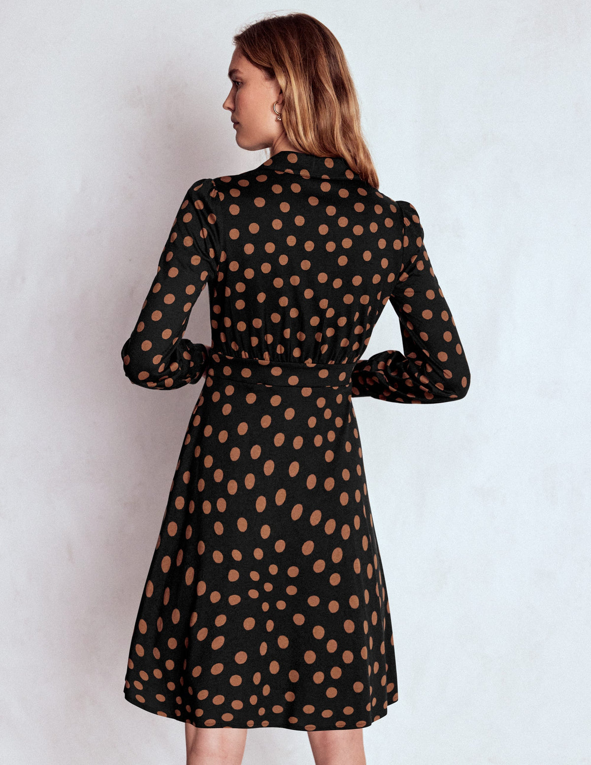 Orla Kurzes Jersey-Hemdblusenkleid-Rotbraun, Gemalte Tupfen - Image 3