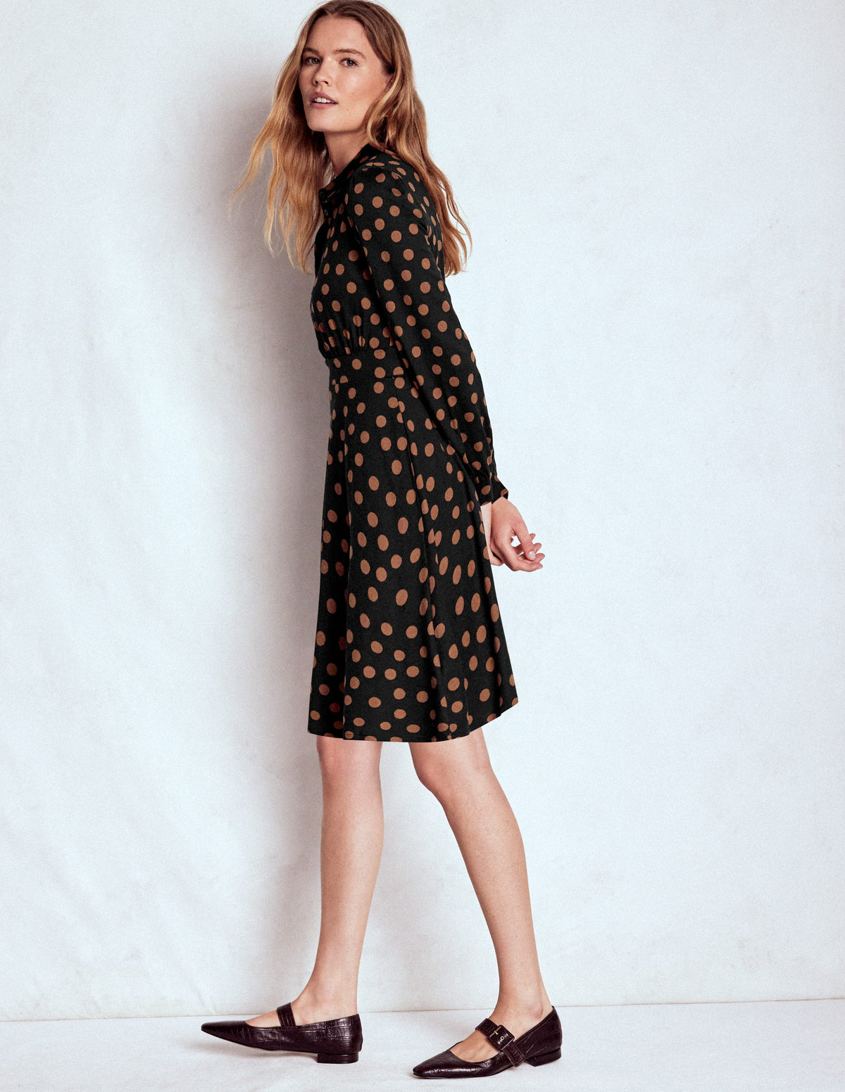 Orla Kurzes Jersey-Hemdblusenkleid-Rotbraun, Gemalte Tupfen - Image 4