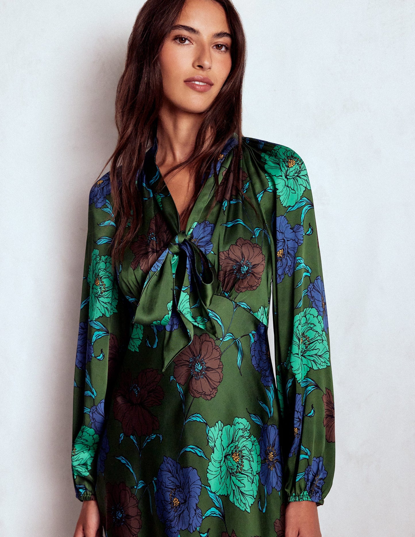 Midi-Satinkleid mit Bindeschleife am Ausschnitt-Tannengrün, Pfingstrose