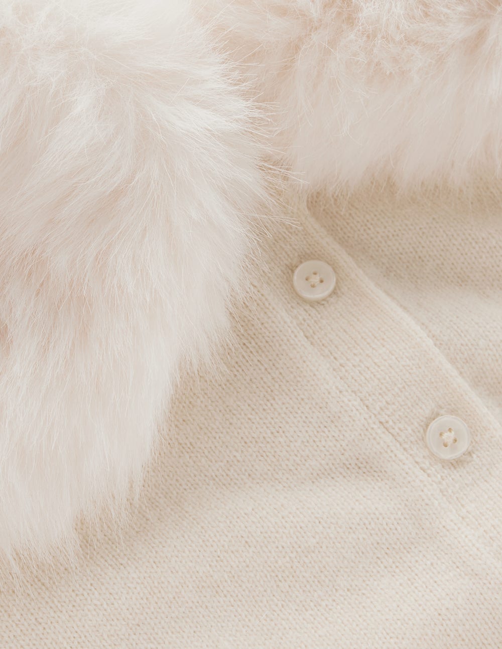 Cardigan à capuche en fausse fourrure avec boutons en forme de rose en Cardigan à capuche en fausse fourrure avec boutons en forme de rose en