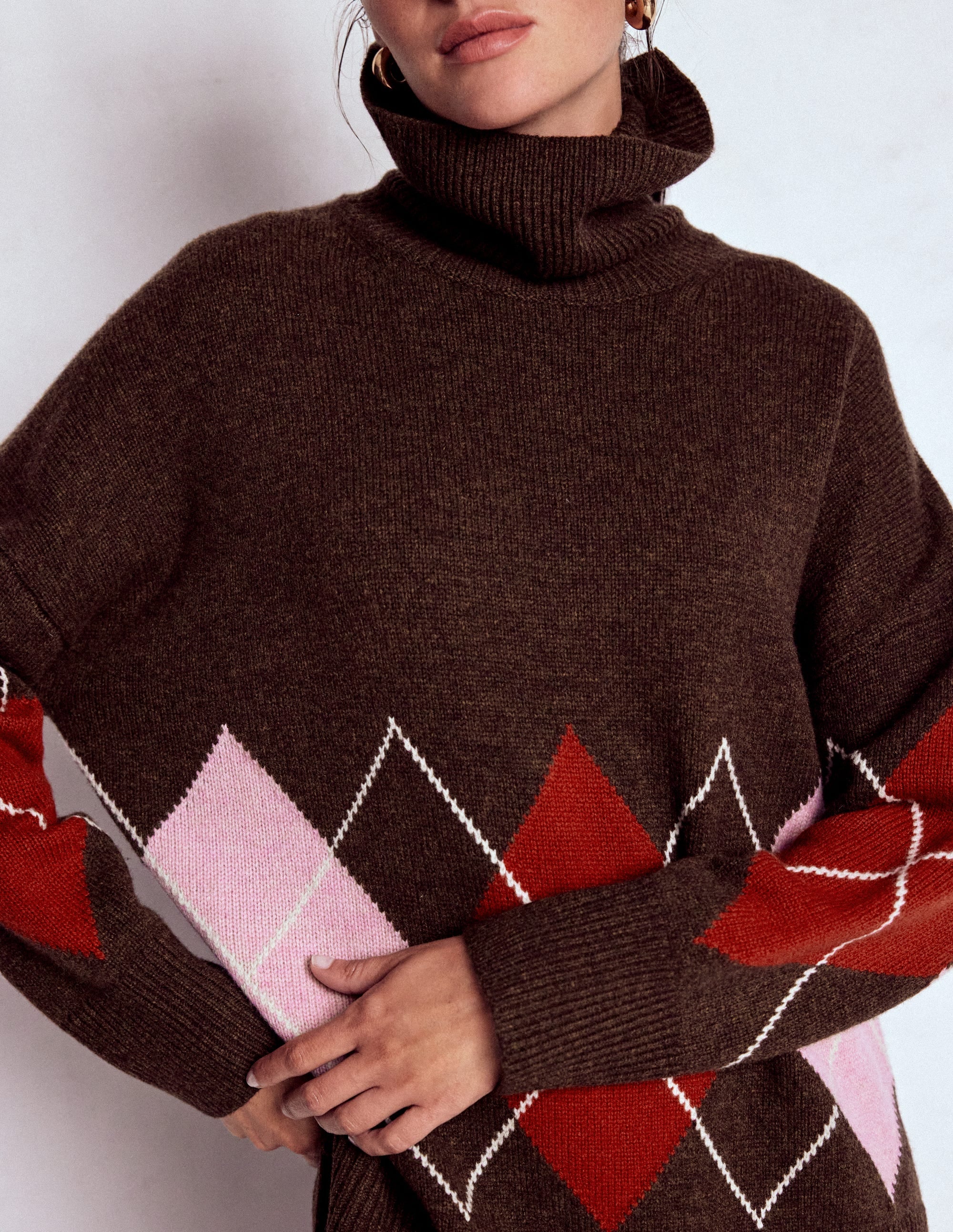 Polly Merino-Rollkragenpullover-Braun, Rosa Argyle - Image 2