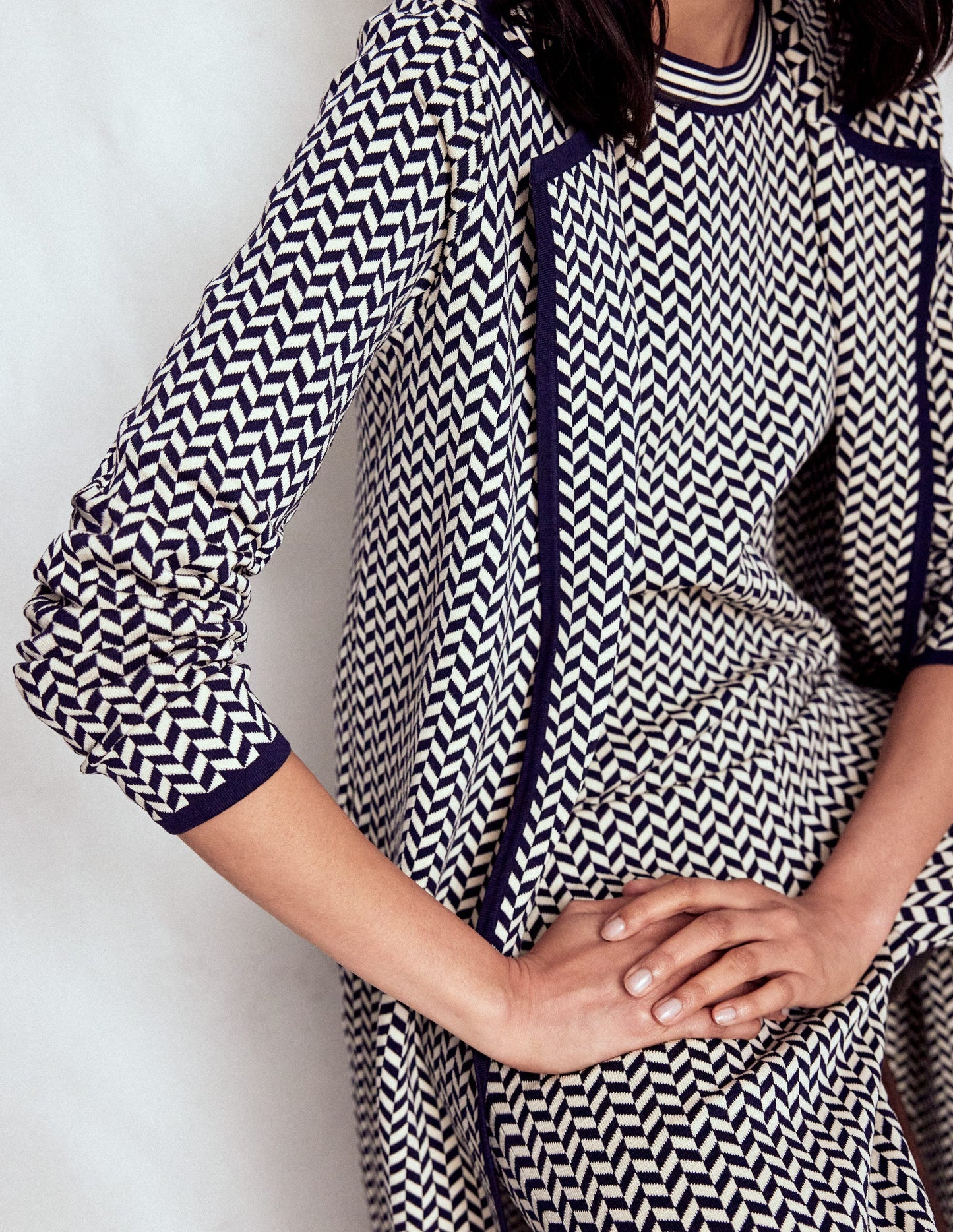 Jacquard-Strickmantel-Marineblau/Naturweiß Modernes Hahnentrittmuster