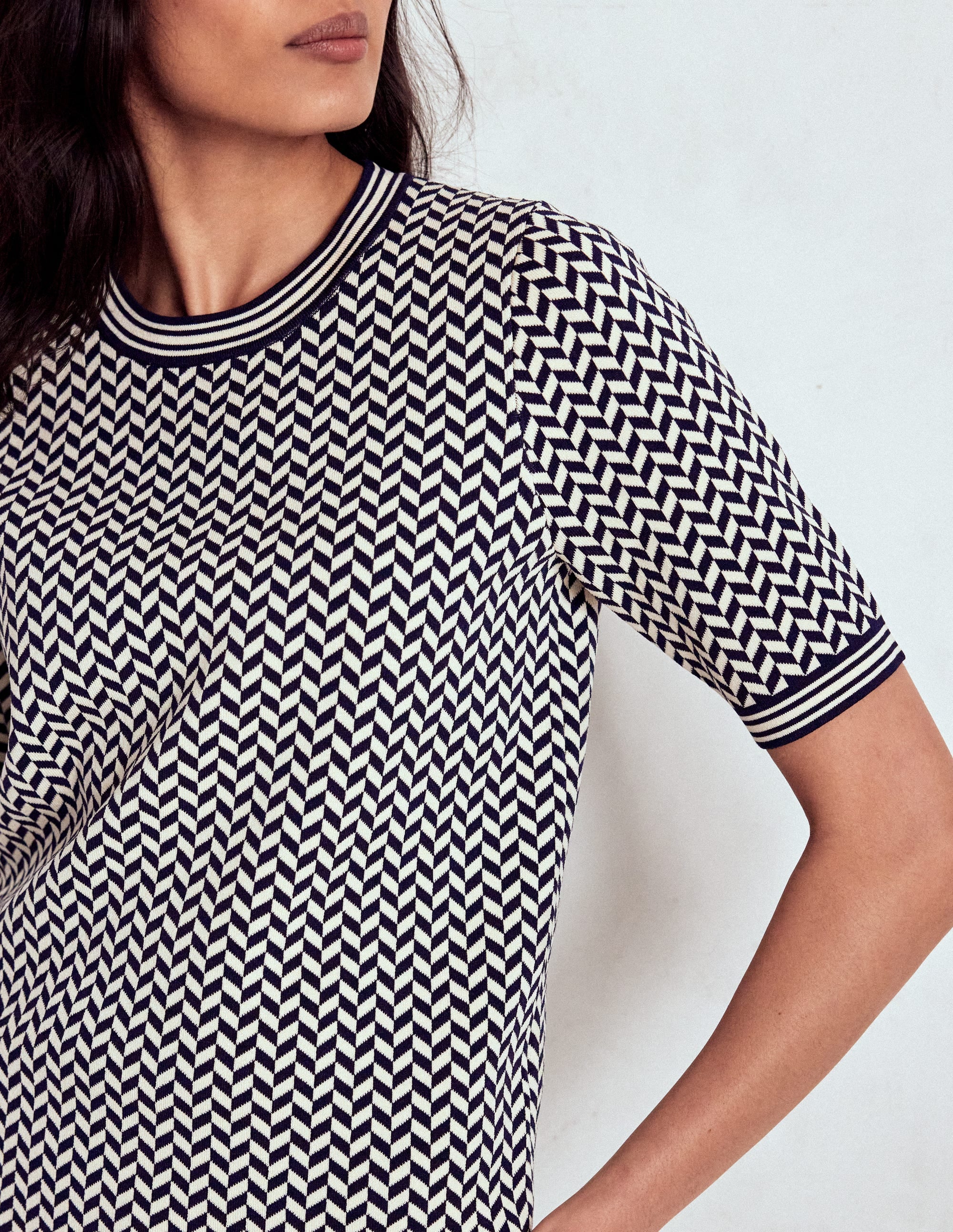 Strick-T-Shirt aus Jacquard-Marineblau/Naturweiß Modernes Hahnentrittmuster - Image 2