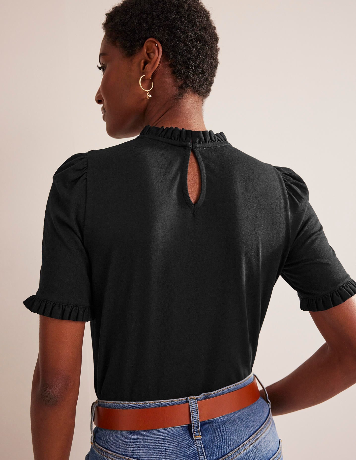 Superweiches T-Shirt mit Rüschendetail-Schwarz - Image 3