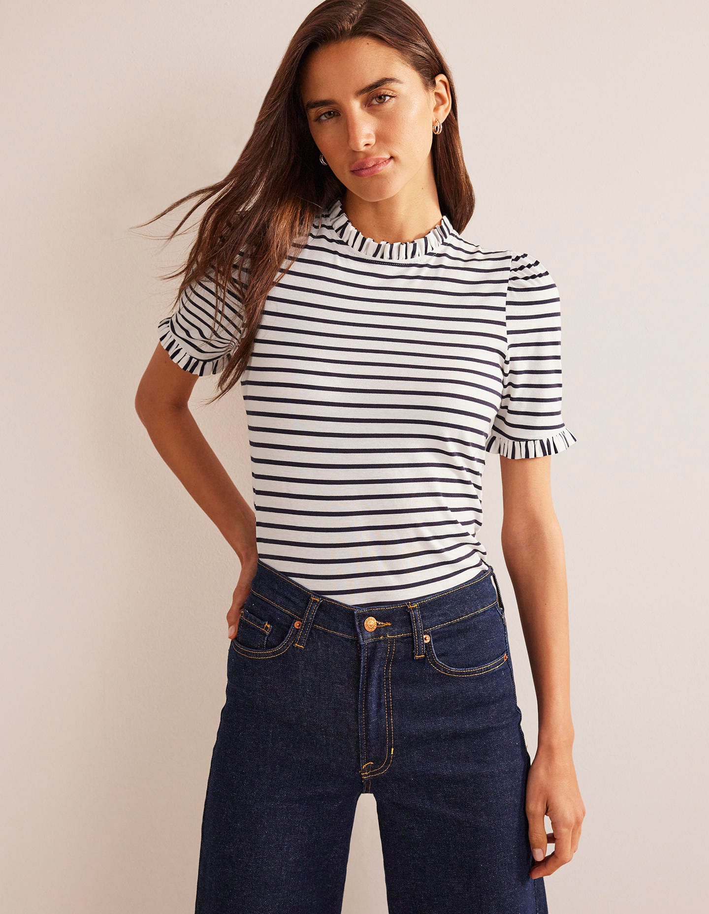 Superweiches T-Shirt mit Rüschendetail-Naturweiß/Navy, Gestreift - Image 1