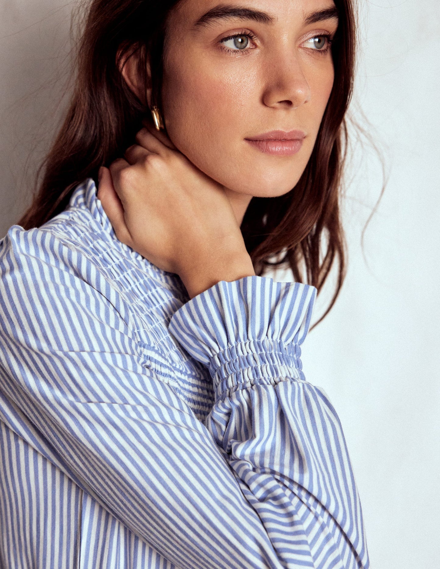 Jerseyhemd mit gesmokter Passe-Forever Blue und Naturweiß Streifen