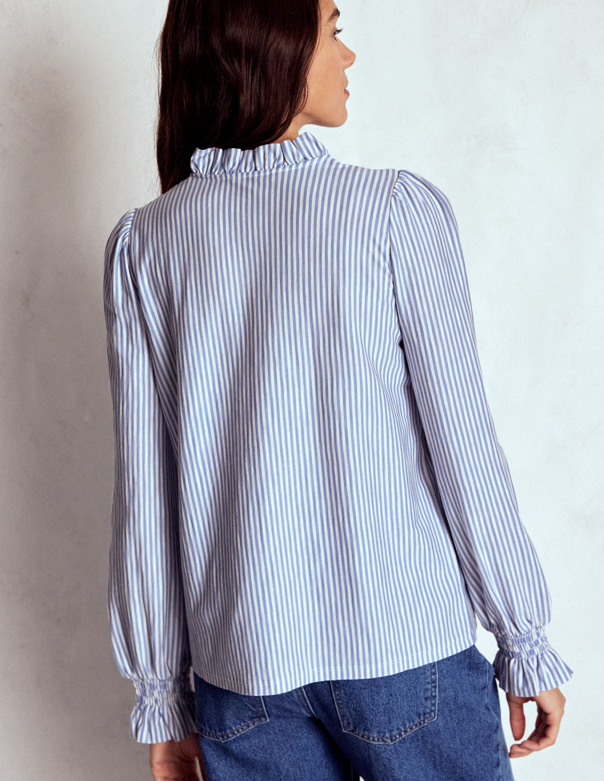 Jerseyhemd mit gesmokter Passe-Forever Blue und Naturweiß Streifen - Image 3