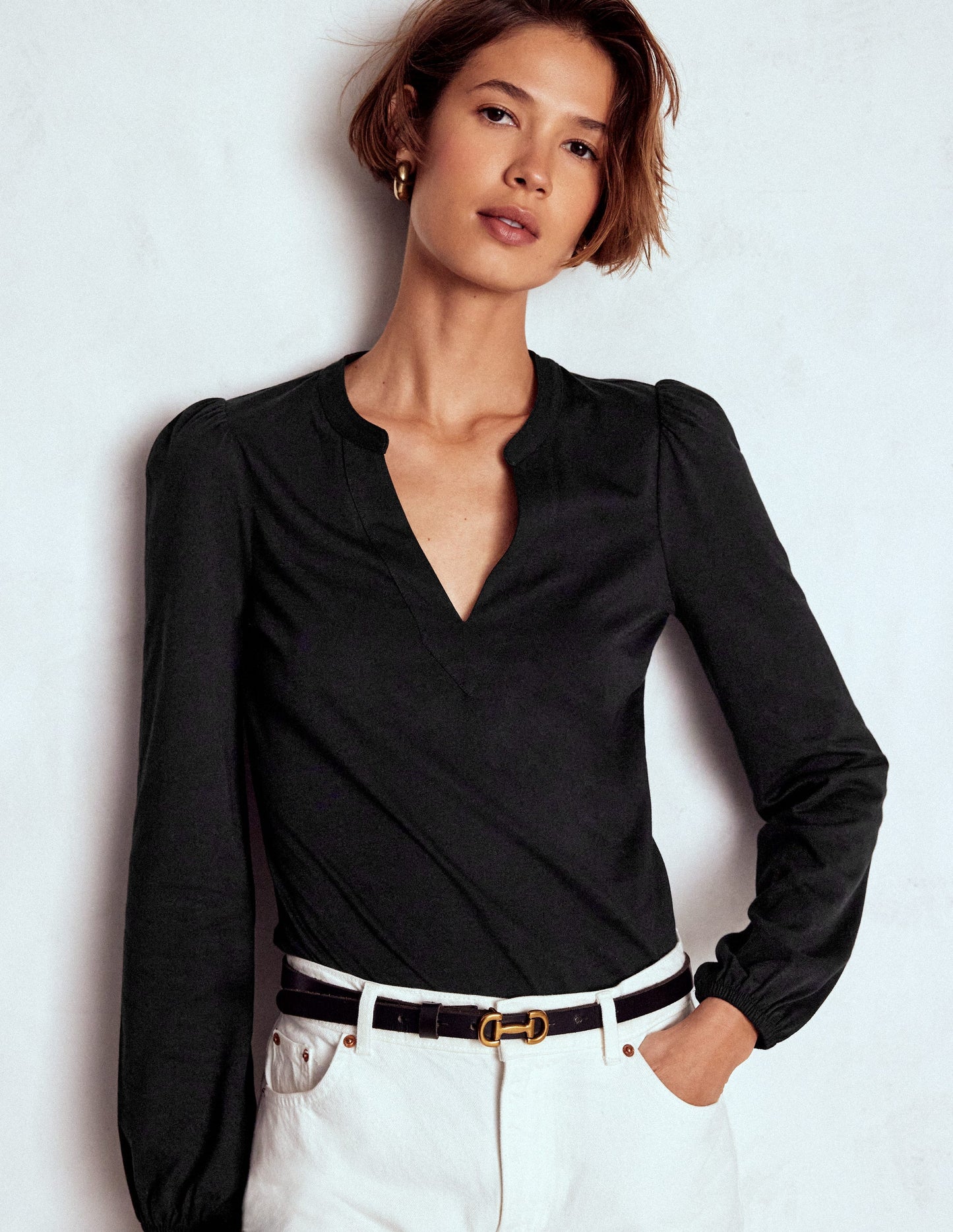 Superweiches Oberteil mit gekerbtem Ausschnitt-Schwarz