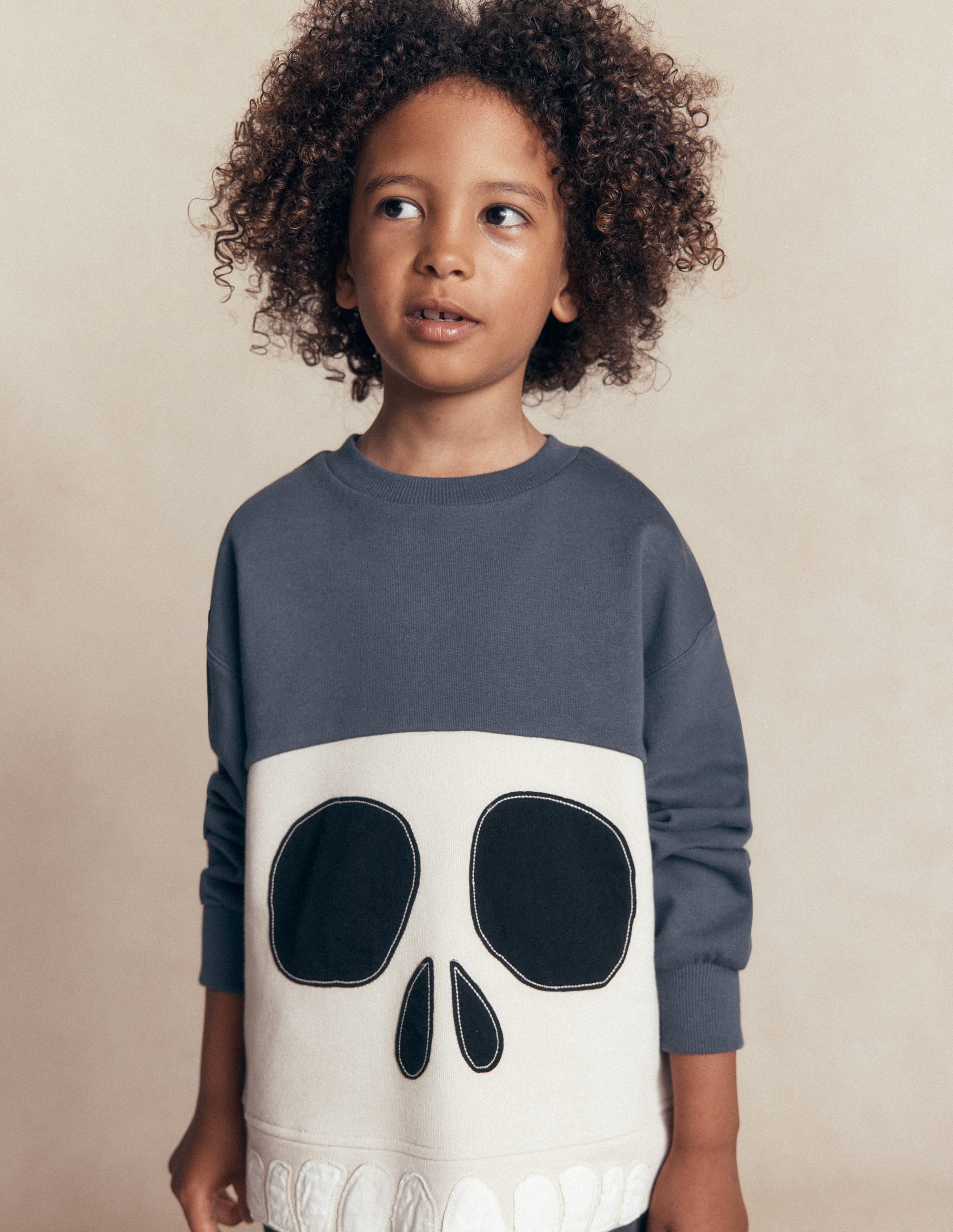 Sweatshirt mit im Dunkeln leuchtender Applikation-Schuluniform-Marineblau Totenkopf - Image 2