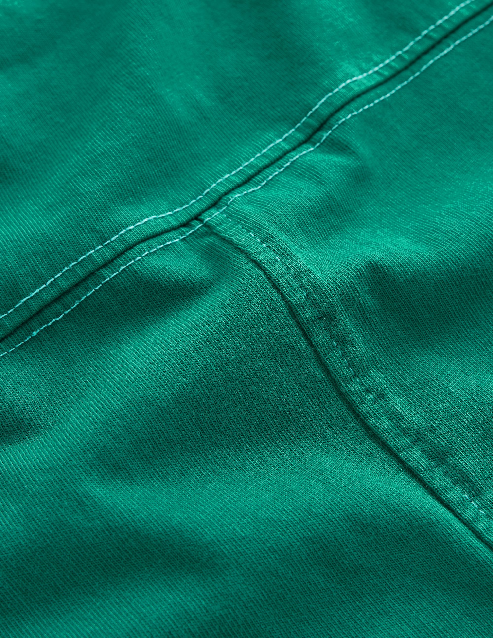 Stückgefärbtes T-Shirt im Paneeldesign-Kieferngrün - Image 3