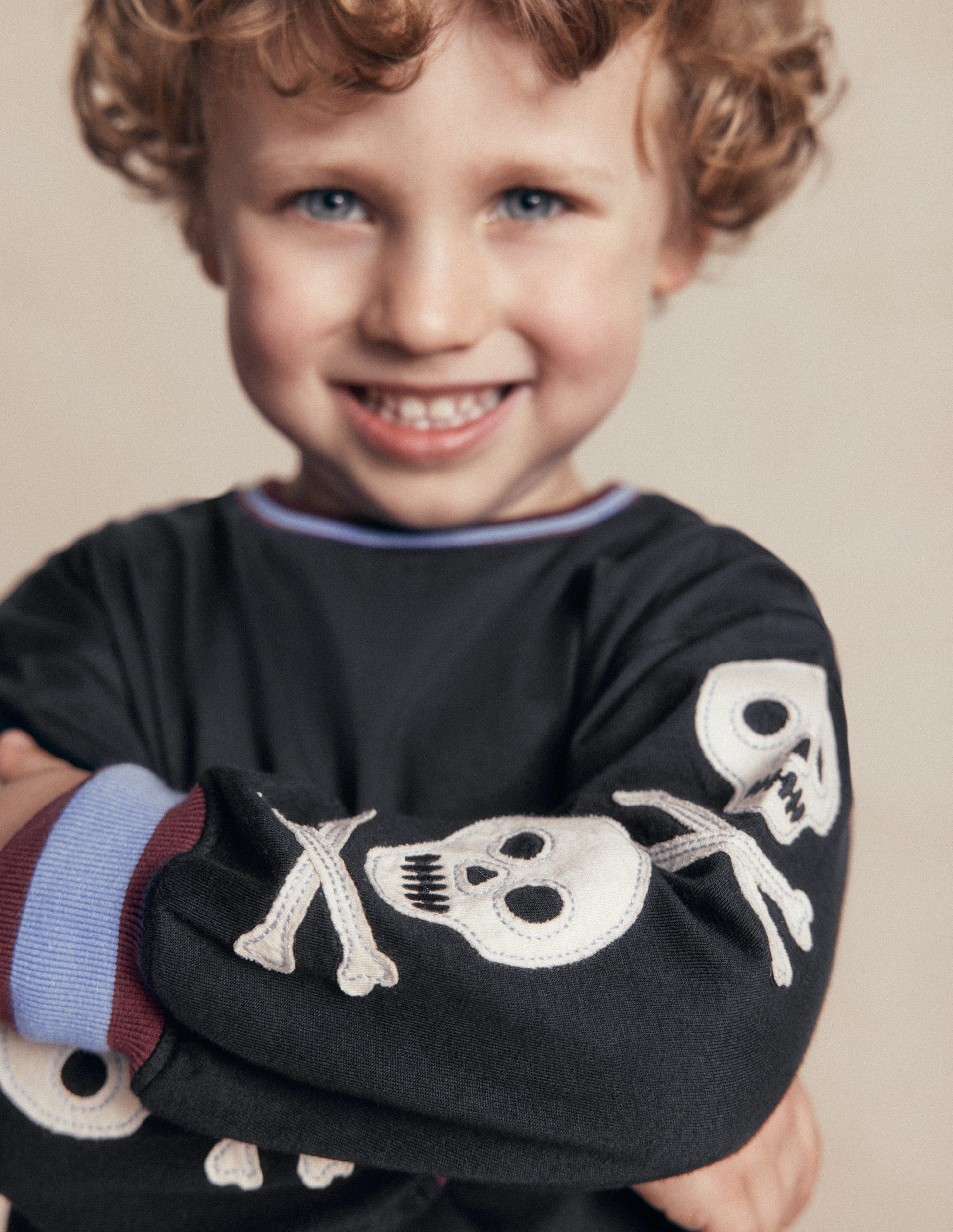 Langarmshirt mit Applikationen an den Ärmeln-Schattengrau Totenköpfe-2