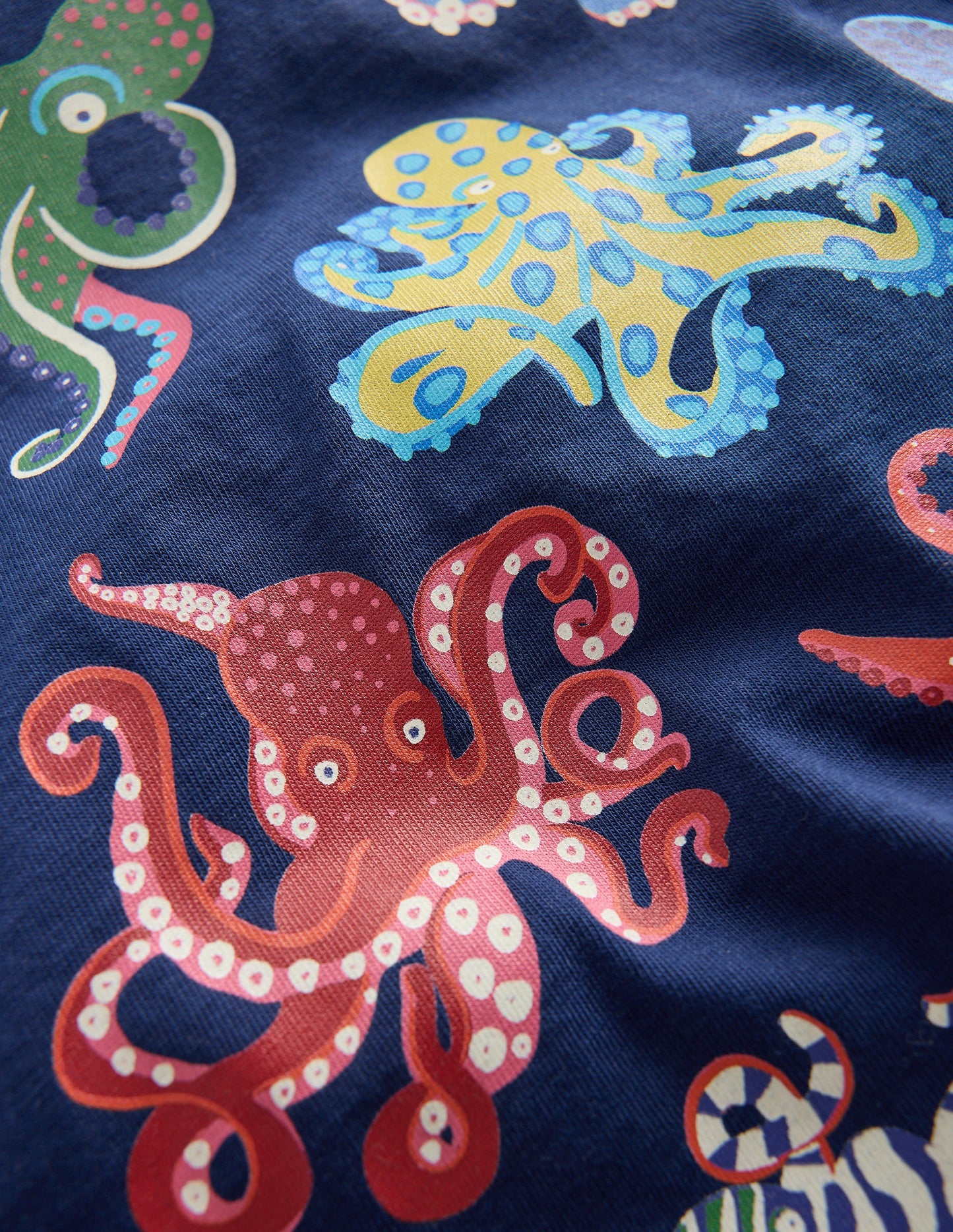 Im Dunkeln leuchtendes T-Shirt-Mittelalterliches Blau Oktopus