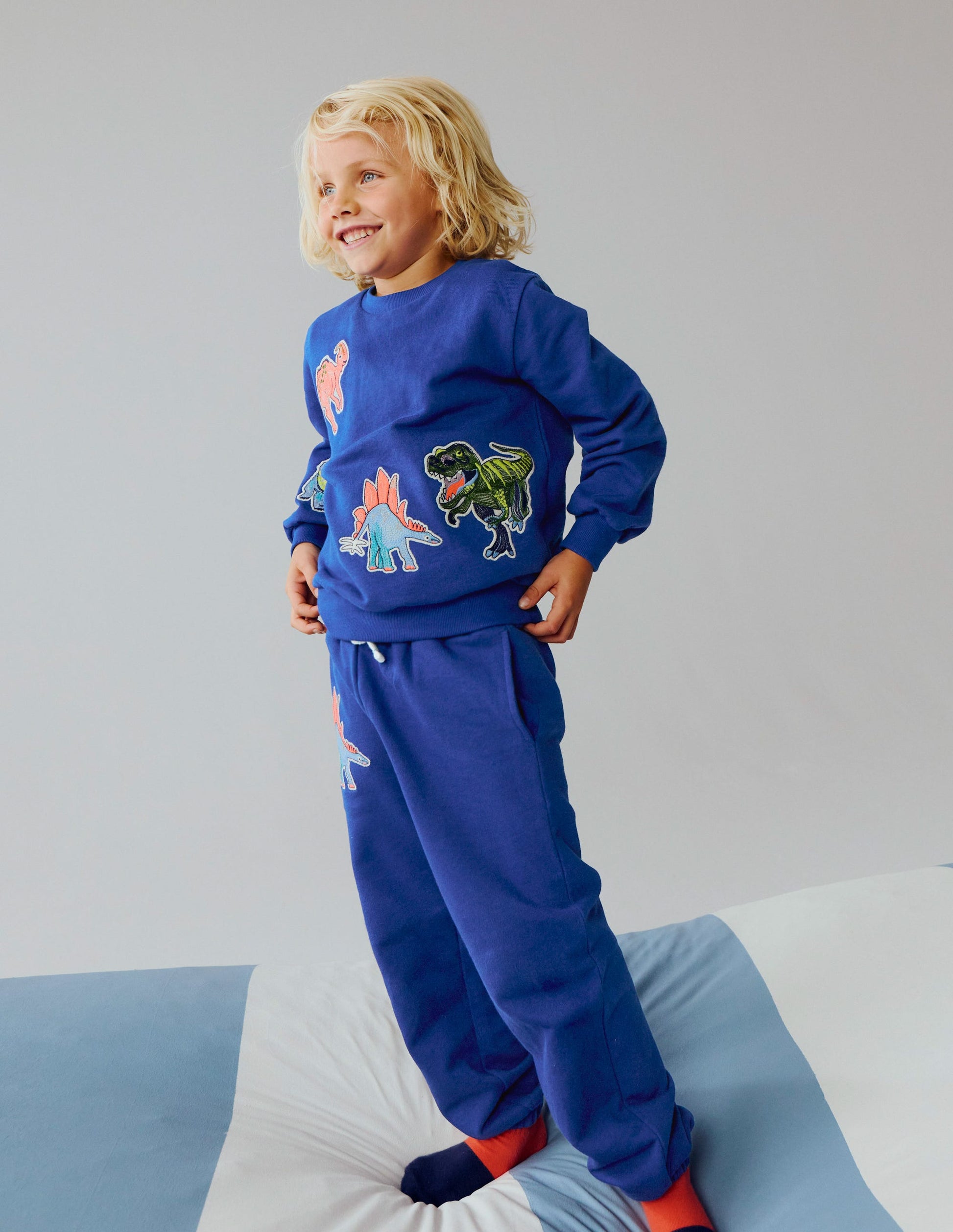 Sweat à écussons-Dinos bleu saphir-1