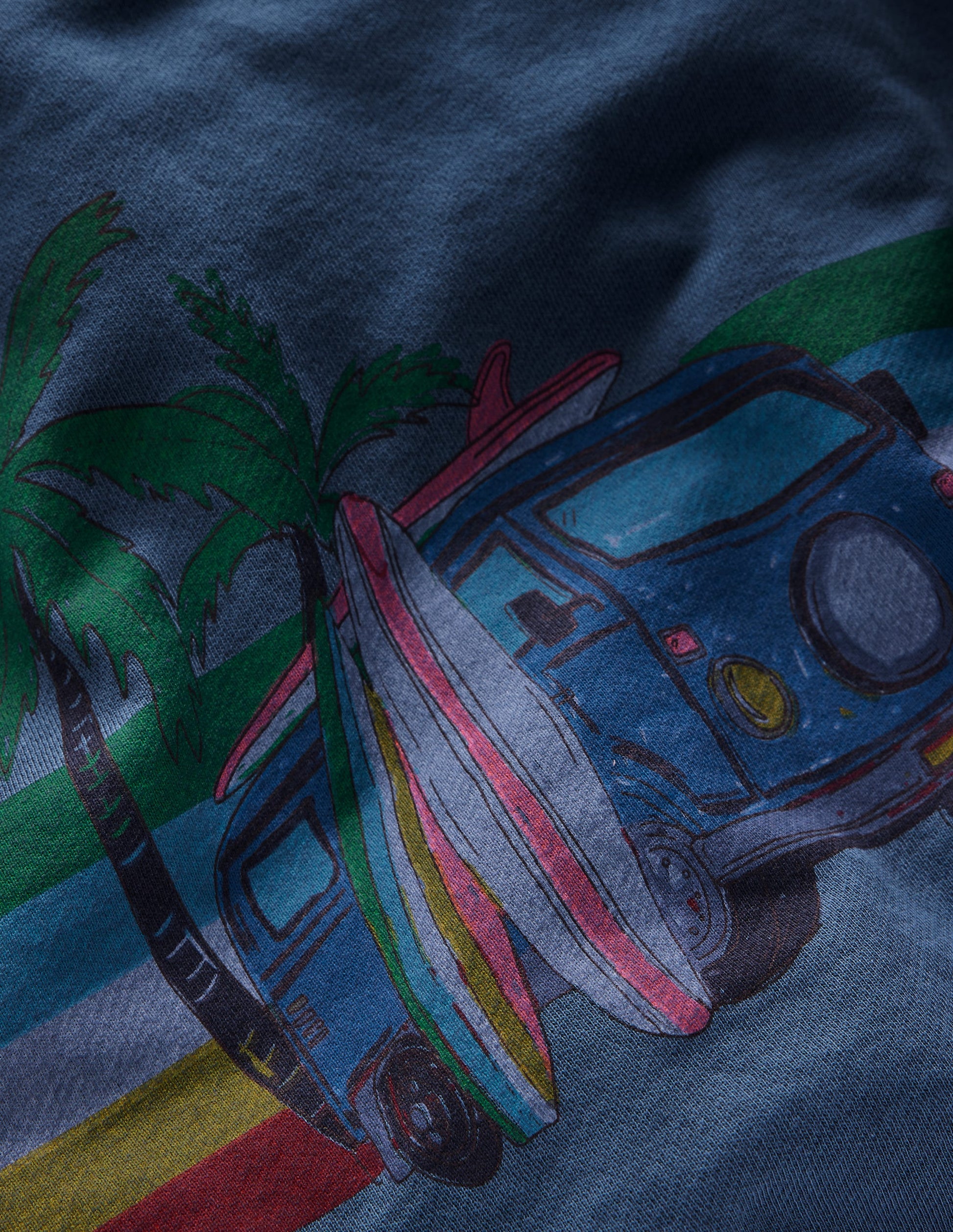 Stückgefärbter Grafik-Kapuzenpullover-Urlaubsmotiv mit Auto-4