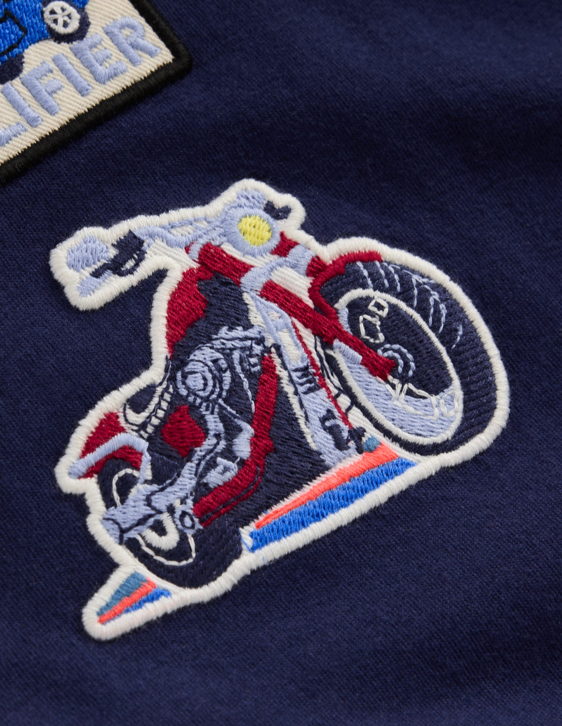 T-Shirt mit Aufnäher-College Marineblau Autos-3