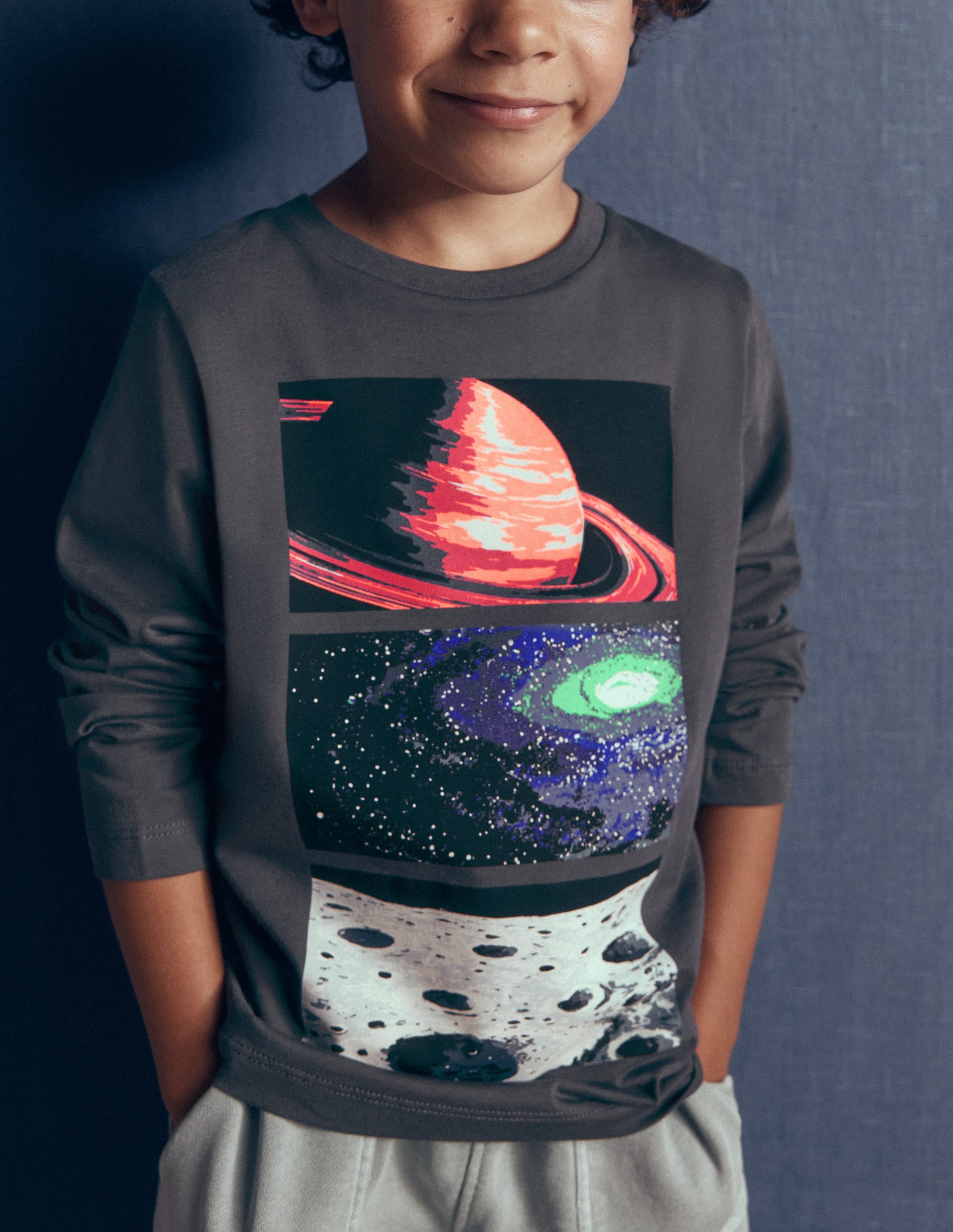 Im Dunkeln leuchtendes Langarmshirt-Grau Weltall - Image 2