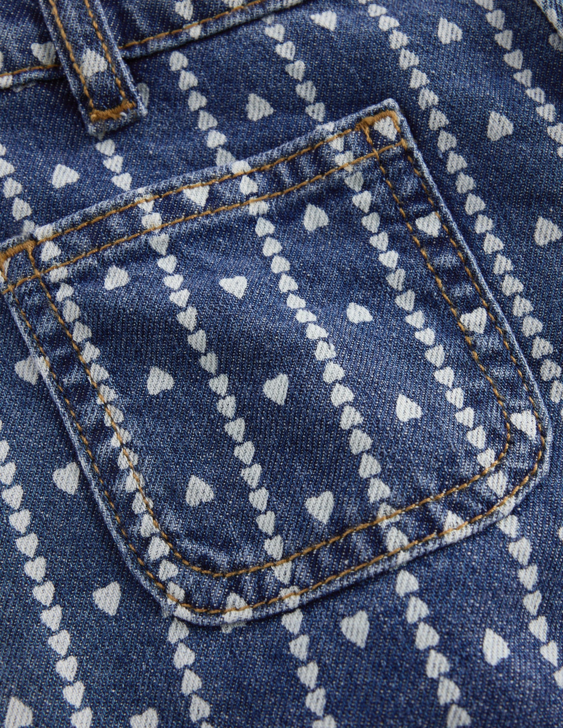 Gerade Jeans mit aufgesetzten Taschen-Herzen-4