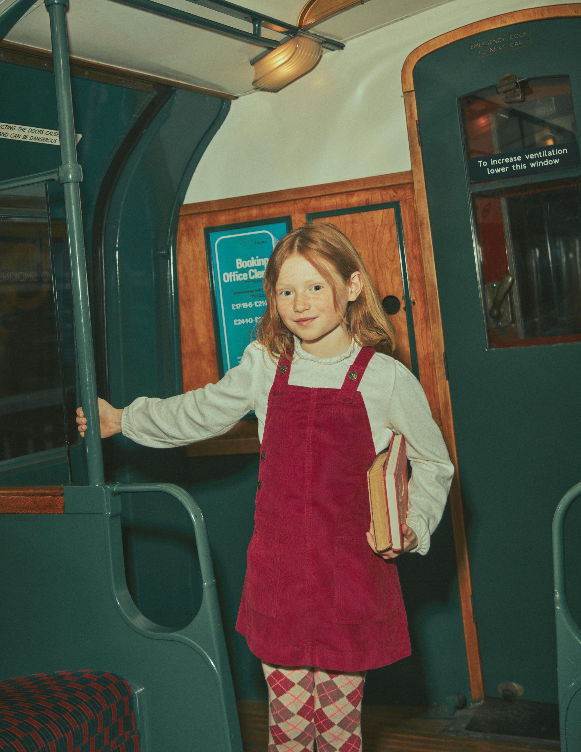 Adeline Latzkleid in A-Linie-Kastanienrot Cord - Image 1