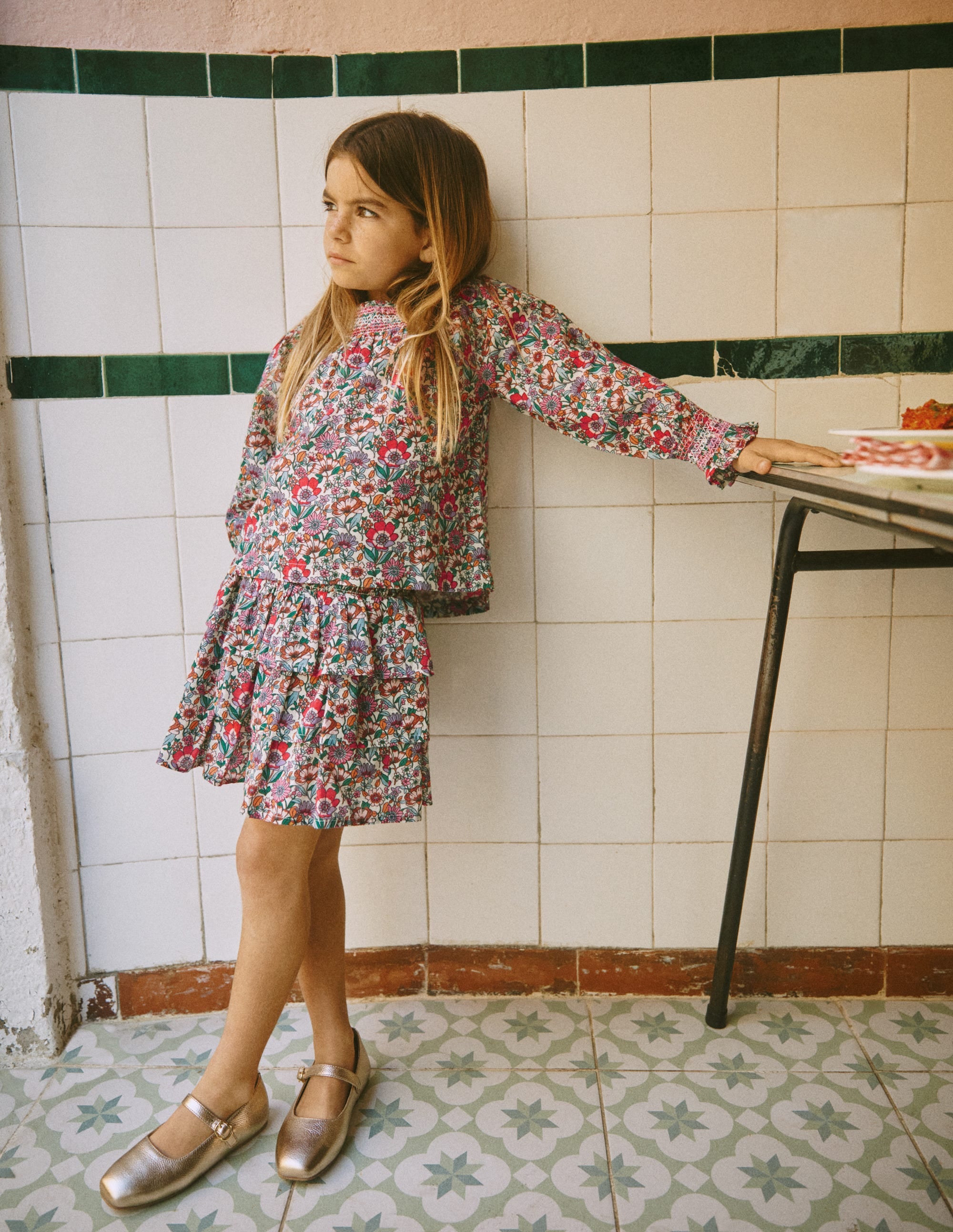 Gesmokte Bluse mit Muster-Sanftes Cremeweiß Blumenfeld - Image 4
