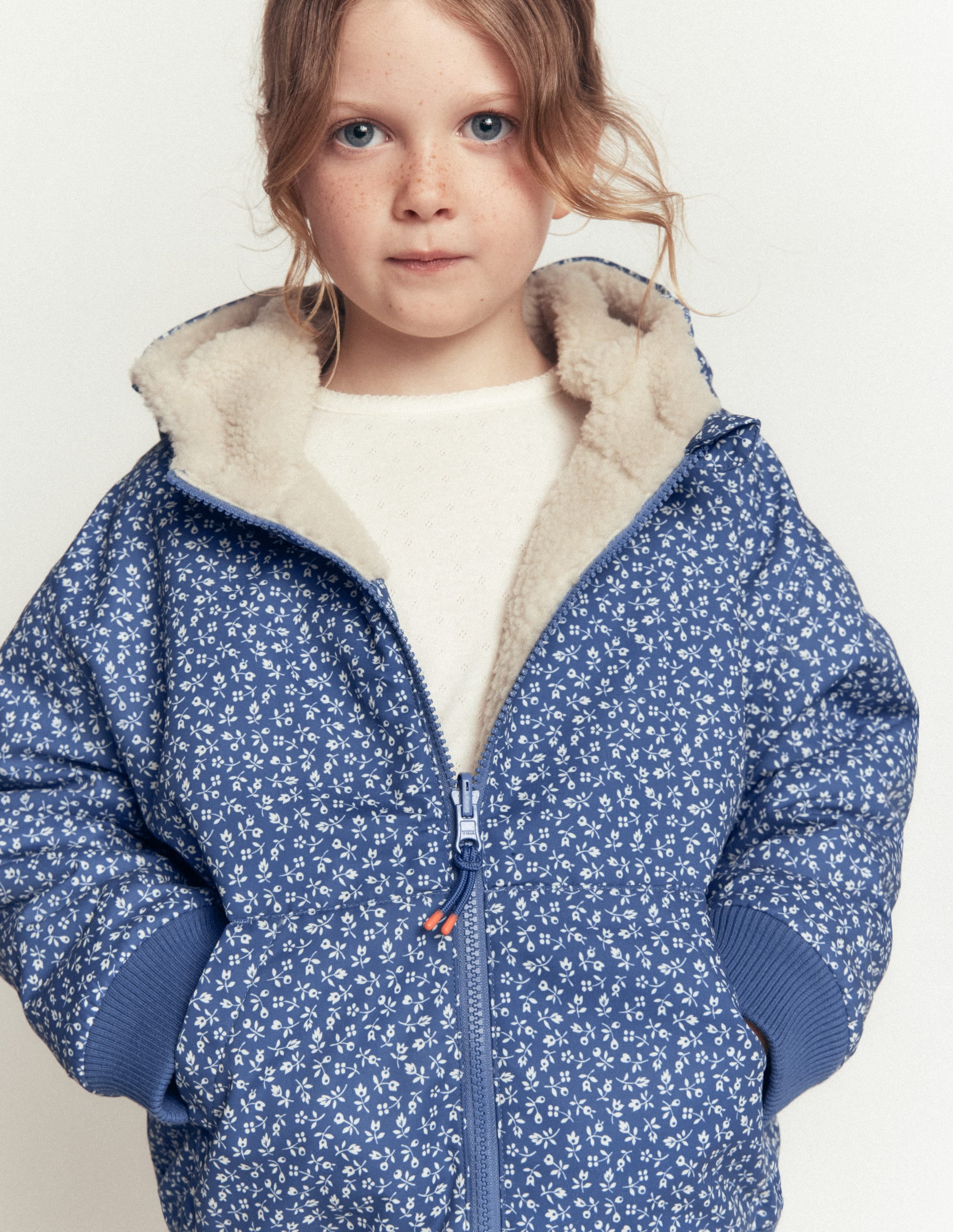Wendbare Teddyfell-Bomberjacke mit Kapuze-Blauhäher Kleines Blumenmuster - Image 1