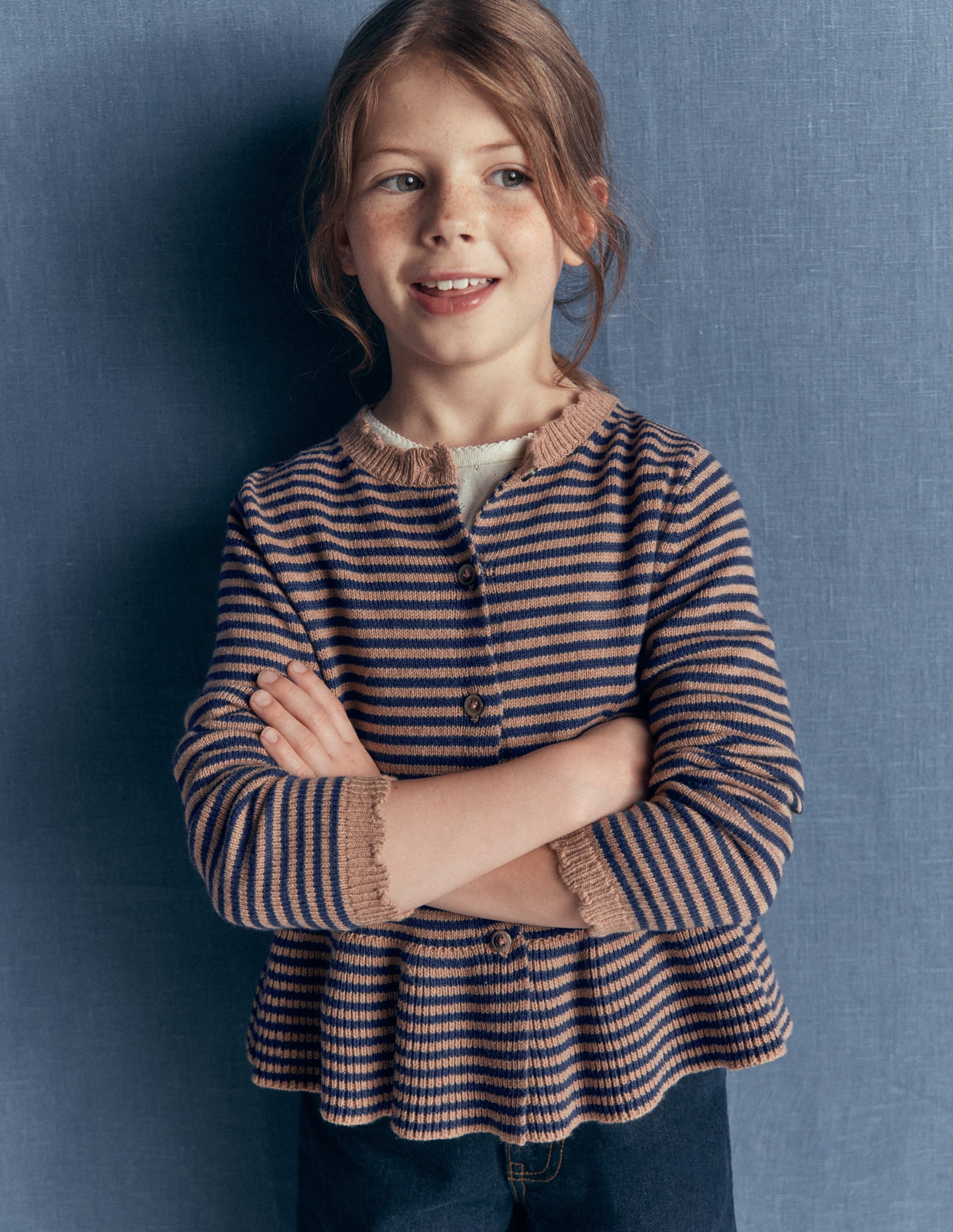 Hübsche Strickjacke mit Schößchen-Camel/Schuluniform-Marineblau Streifen - Image 1