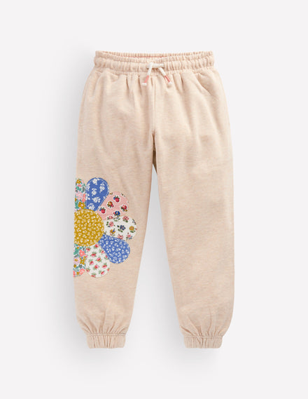 Jogginghose mit Applikation und Bündchen-Haferbeige Patchwork-Blume