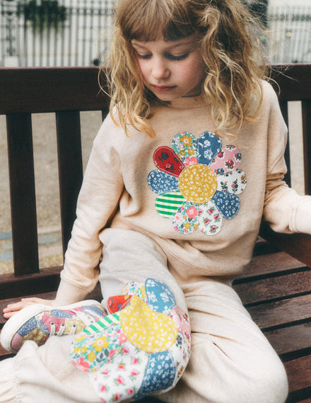 Jogginghose mit Applikation und Bündchen-Haferbeige Patchwork-Blume