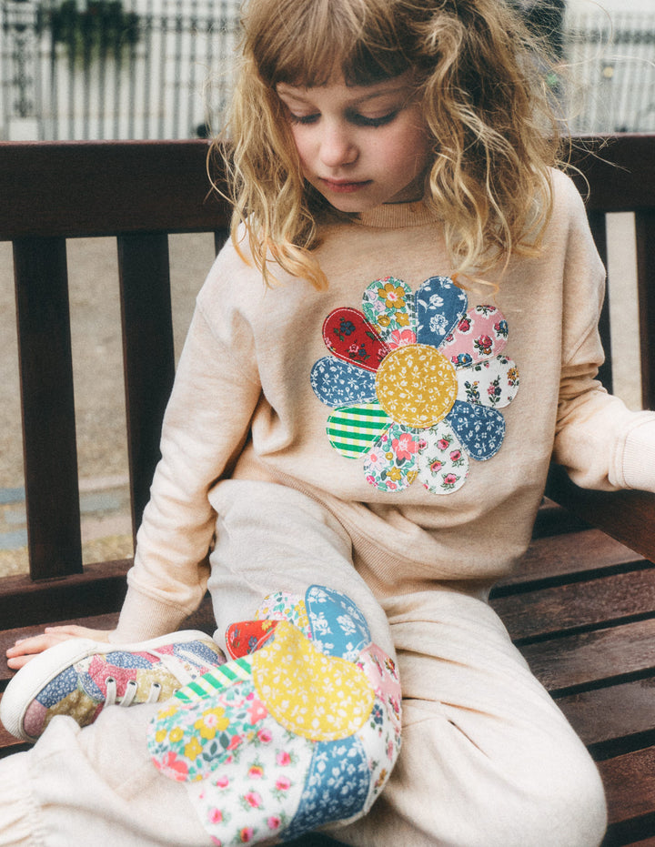 Jogginghose mit Applikation und Bündchen-Haferbeige Patchwork-Blume