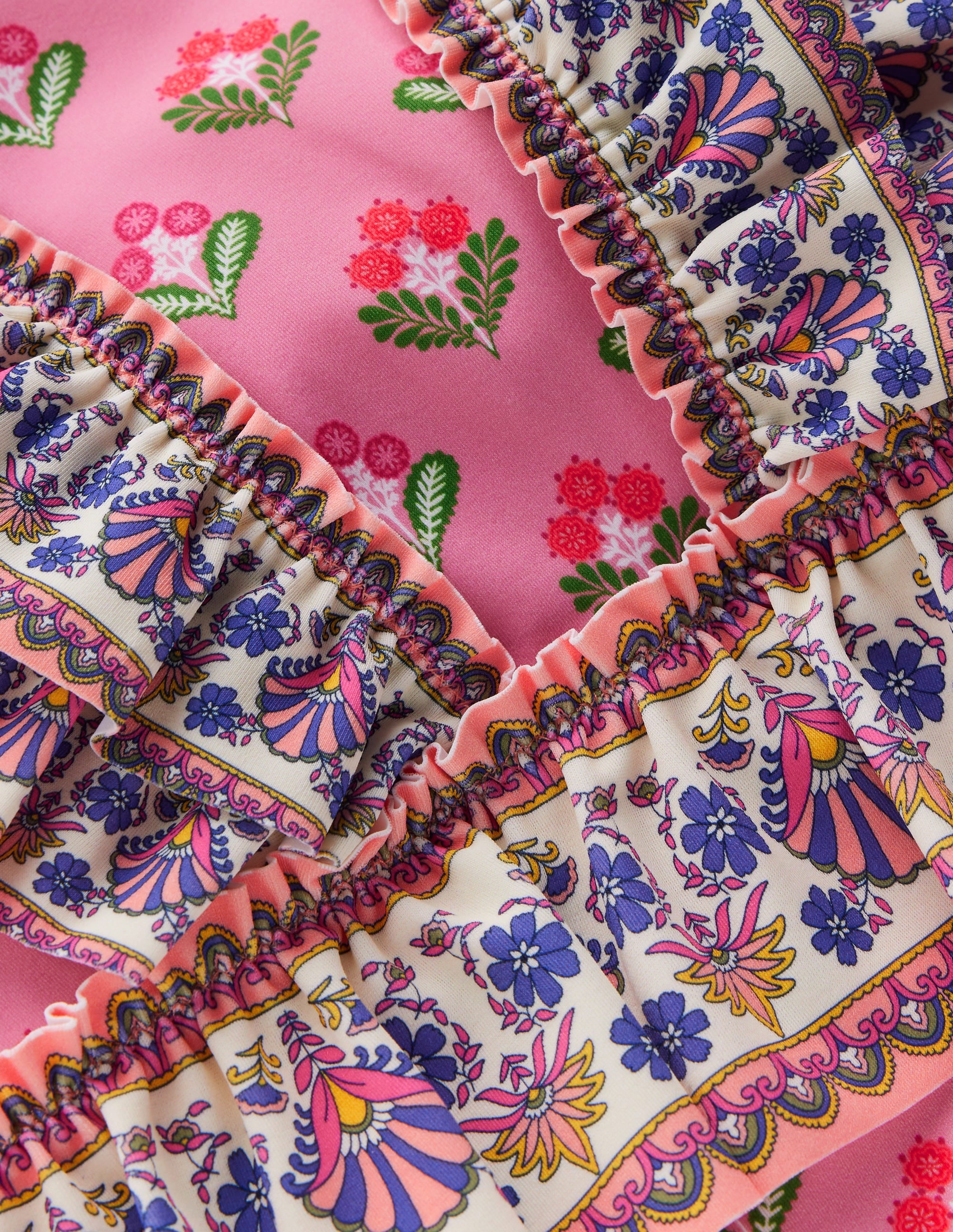 Badeanzug mit Rüschen und Schößchen-Rosa Bunt Holzblock - Image 3