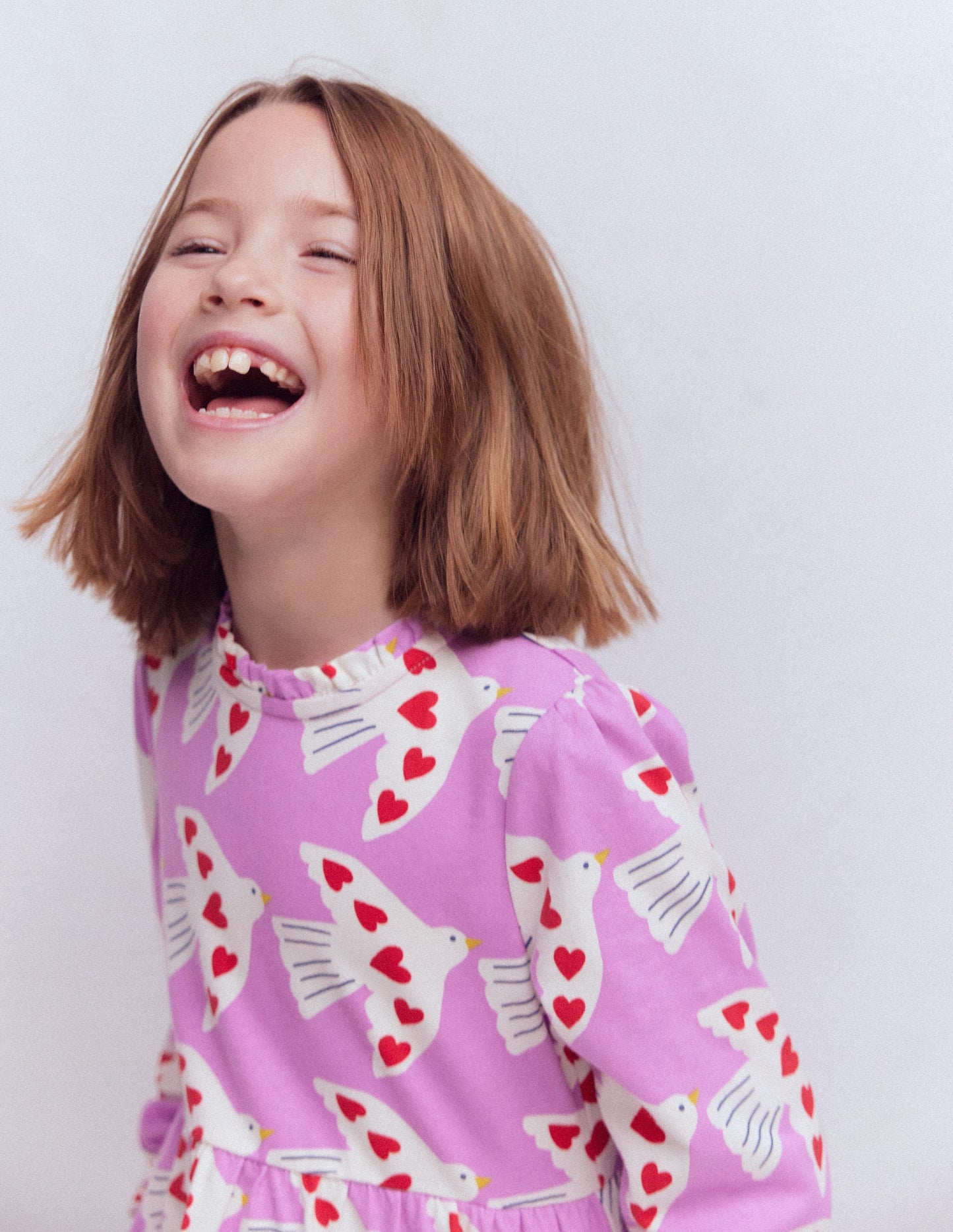 Jerseykleid mit Blousonärmeln-Blasses Stiefmütterchen Liebesvögel