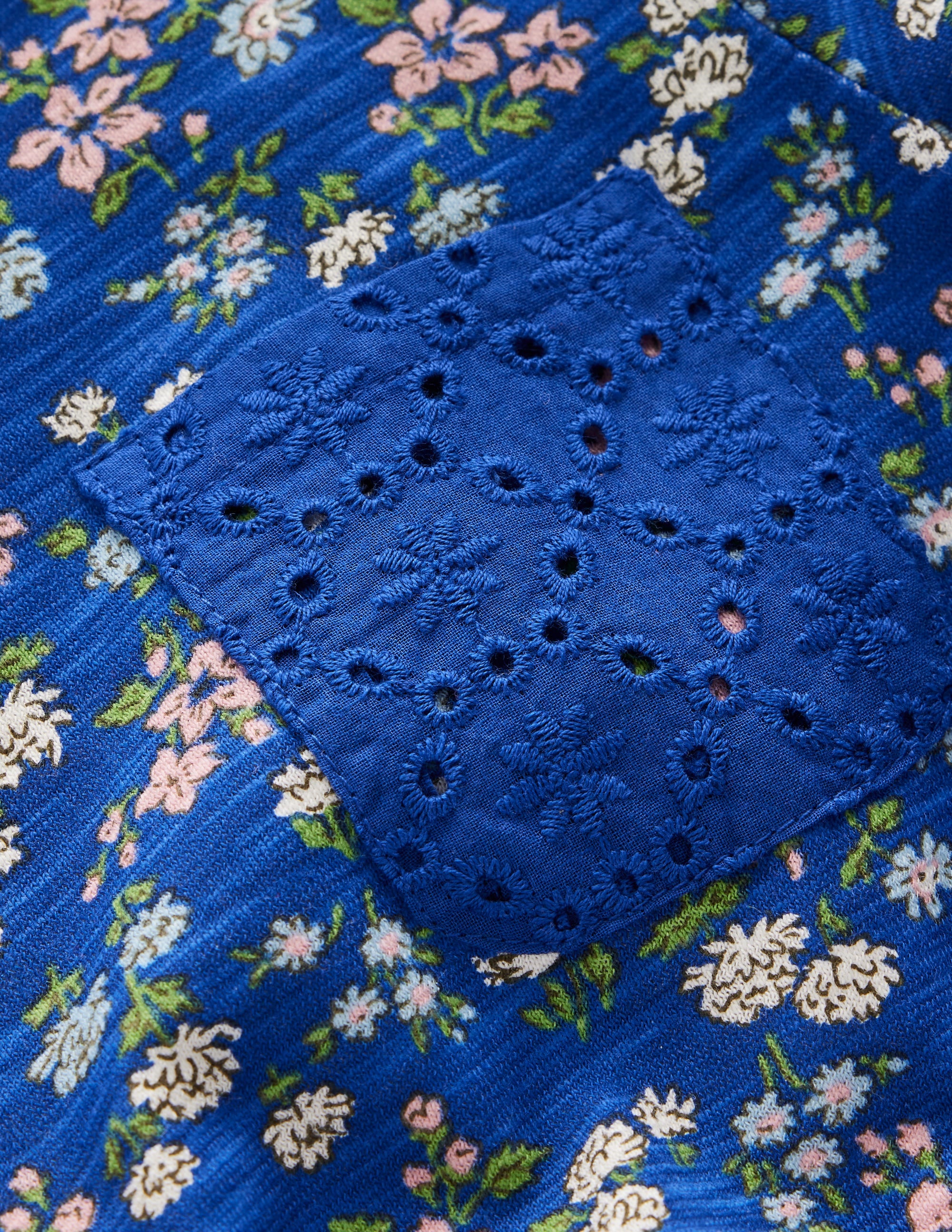 Jerseykleid mit Tasche aus Lochstickerei-Saphirblau Wiese Blumenmuster - Image 3