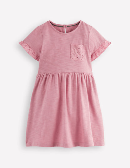 Jerseykleid mit Tasche aus Lochstickerei-Rosa Schleier-1